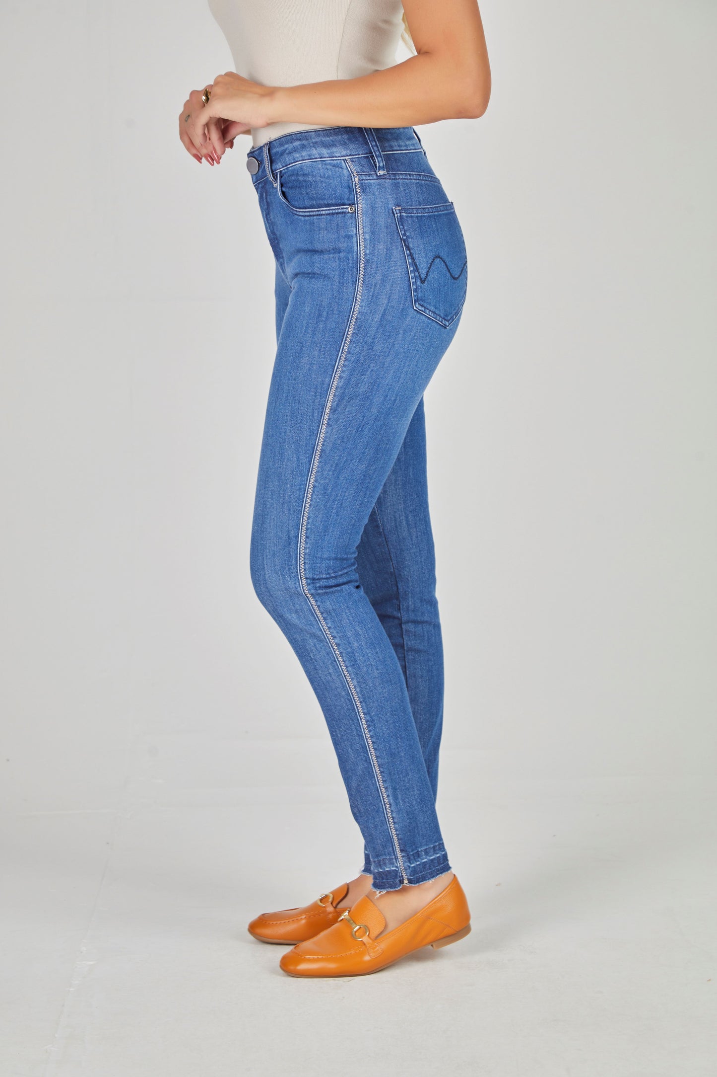 calça jeans skinny cintura intermediária com zig zag