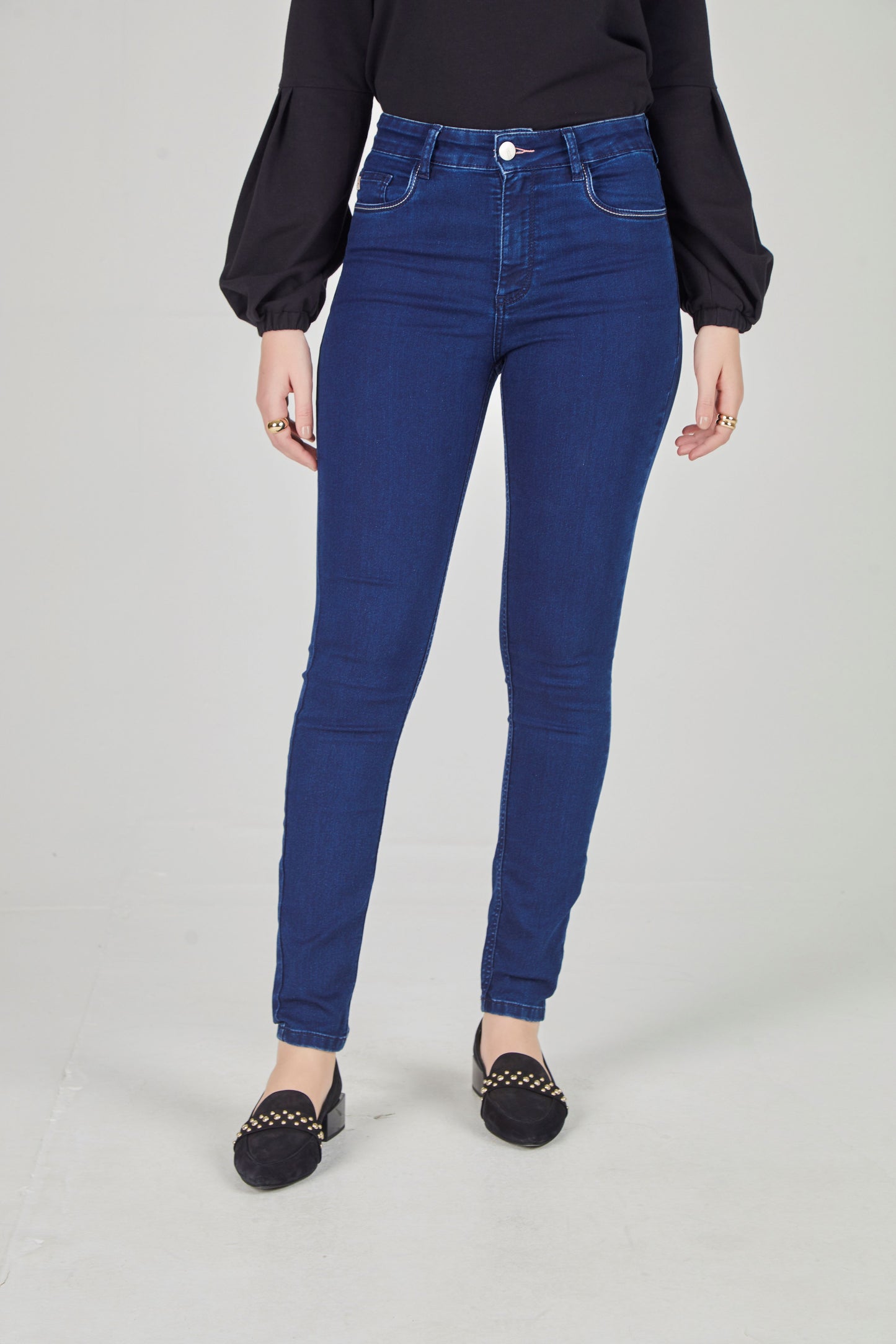 calça jeans skinny cintura intermediária com detalhe no cós