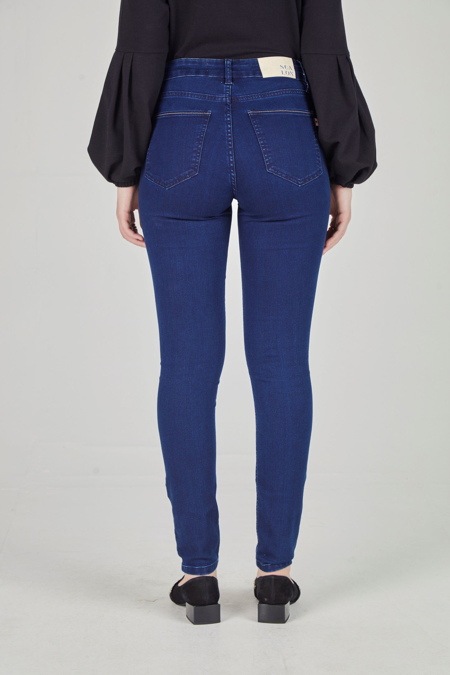 calça jeans skinny cintura intermediária com detalhe no cós
