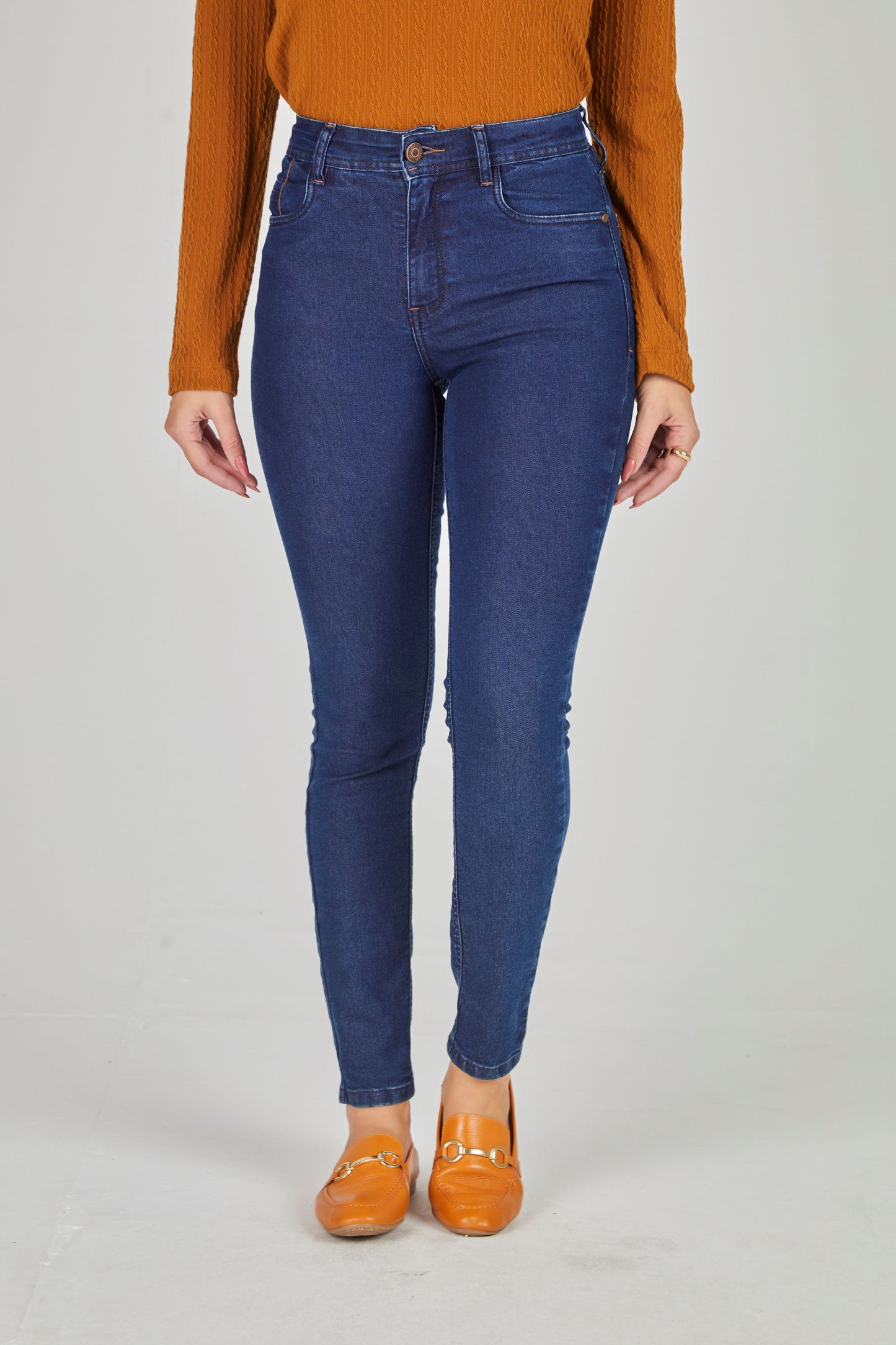 calça jeans skinny cintura intermediária detalhes bolsos