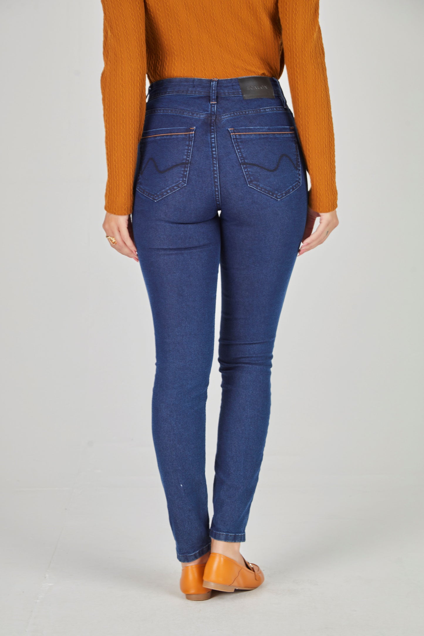 calça jeans skinny cintura intermediária detalhes bolsos