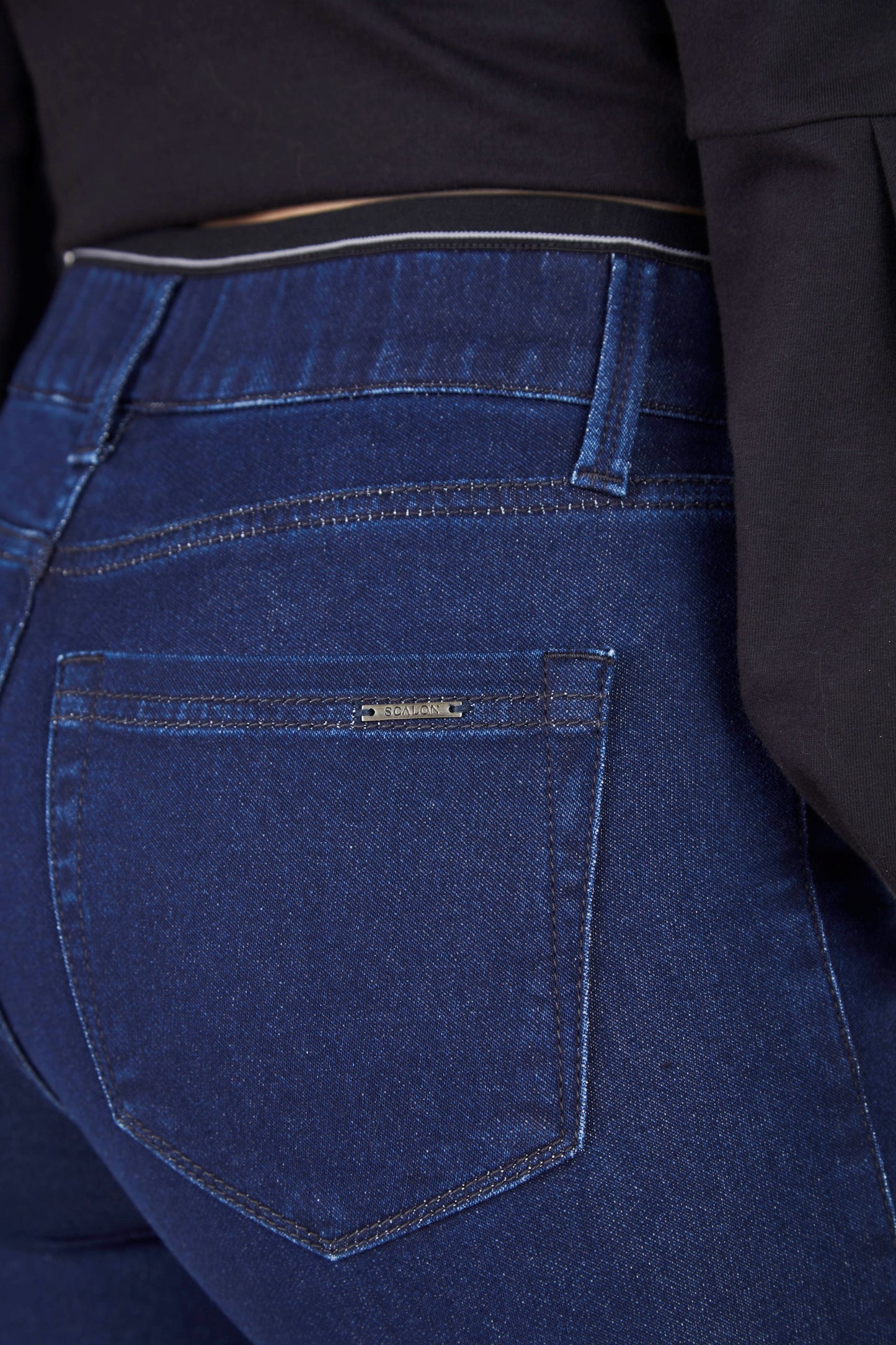 calça jeans malha skinny cintura intermediária com elástico interno