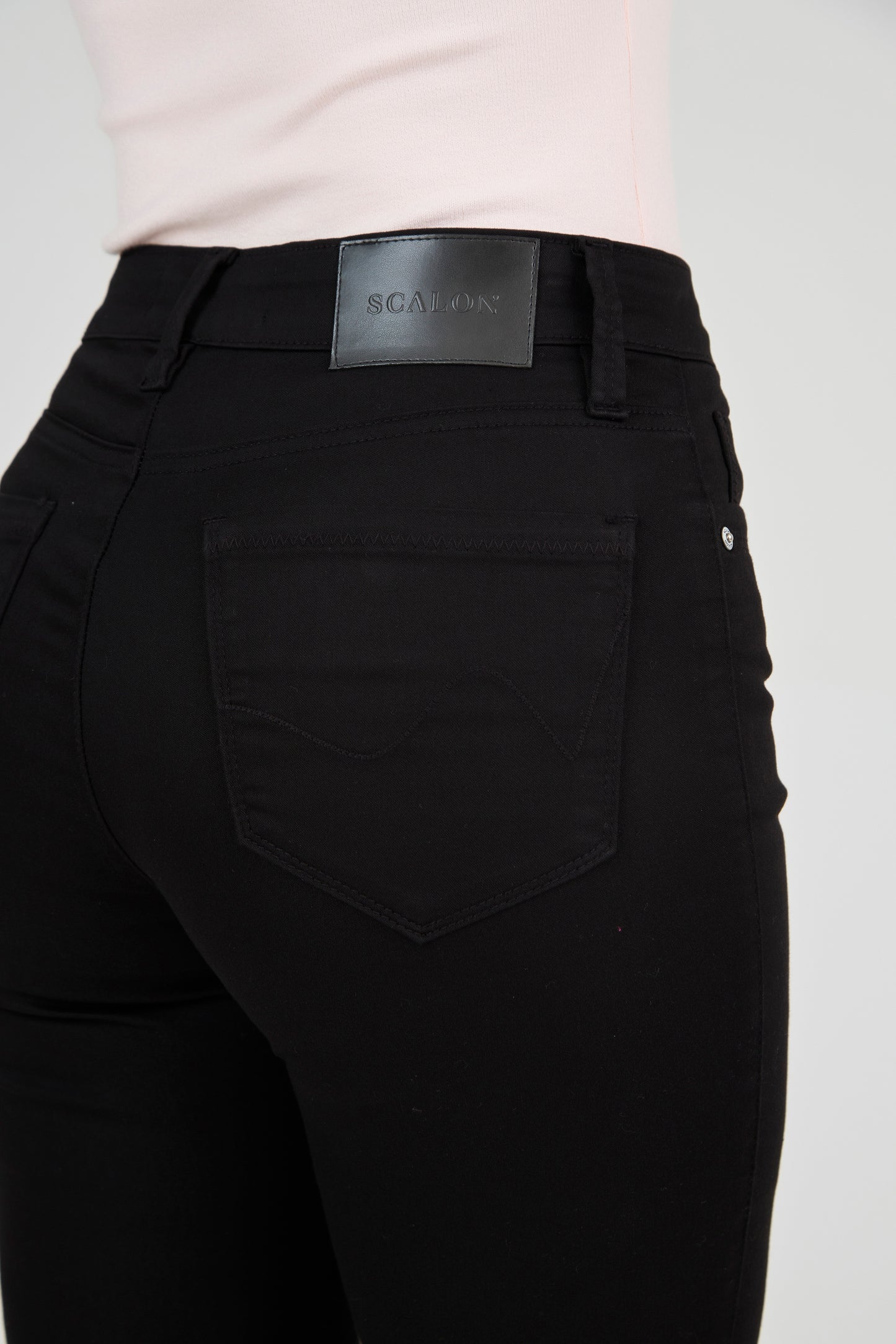 calça sarja color skinny cintura intermediária básica