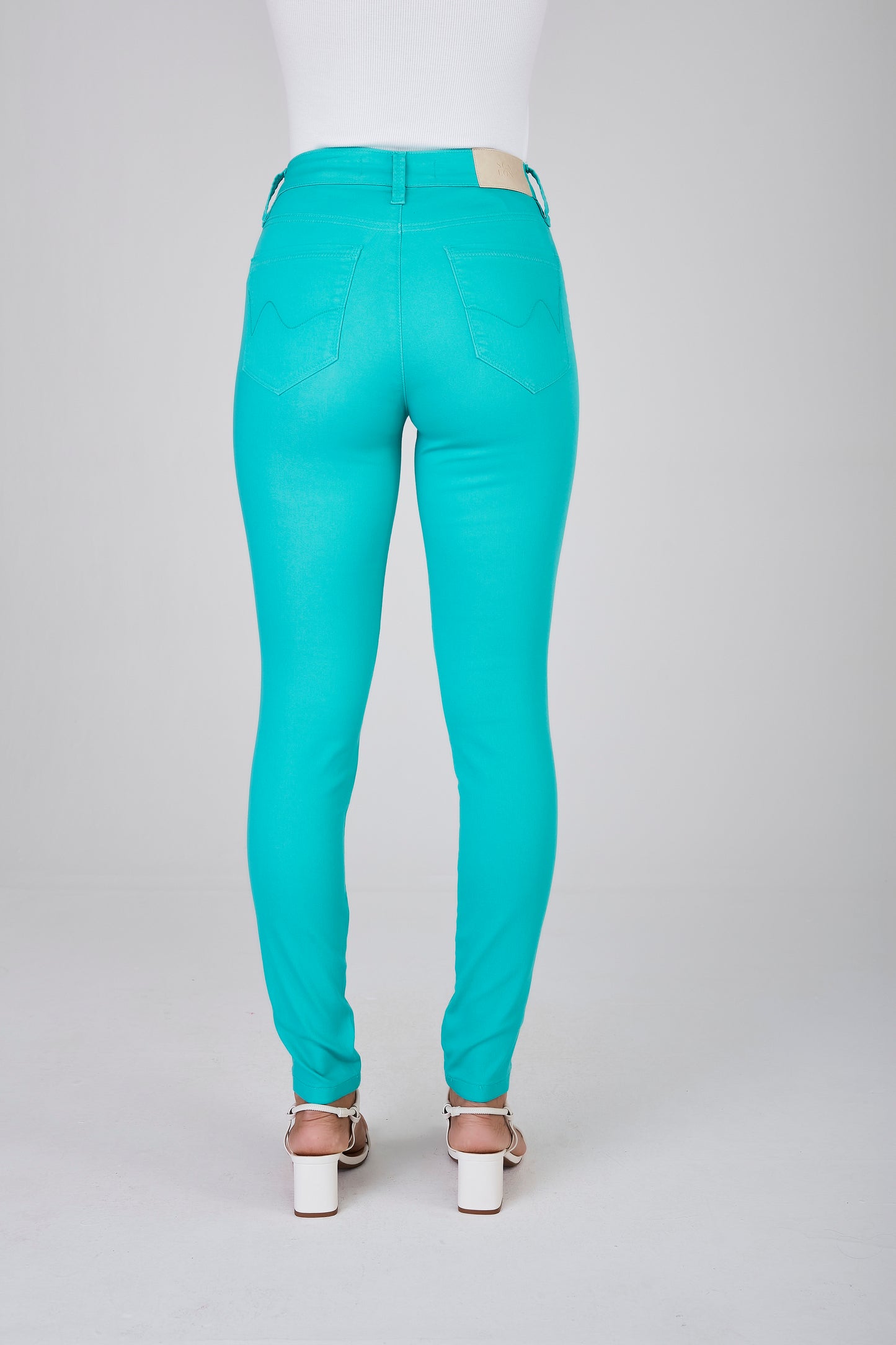 calça sarja color skinny cintura intermediária básica
