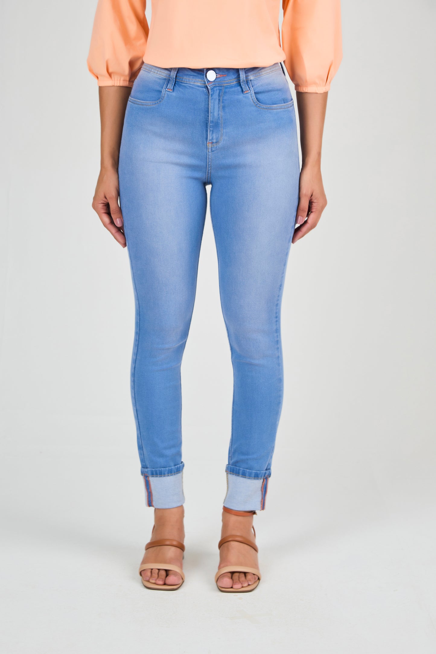 calça jeans skinny cintura intermediária detalhe barra