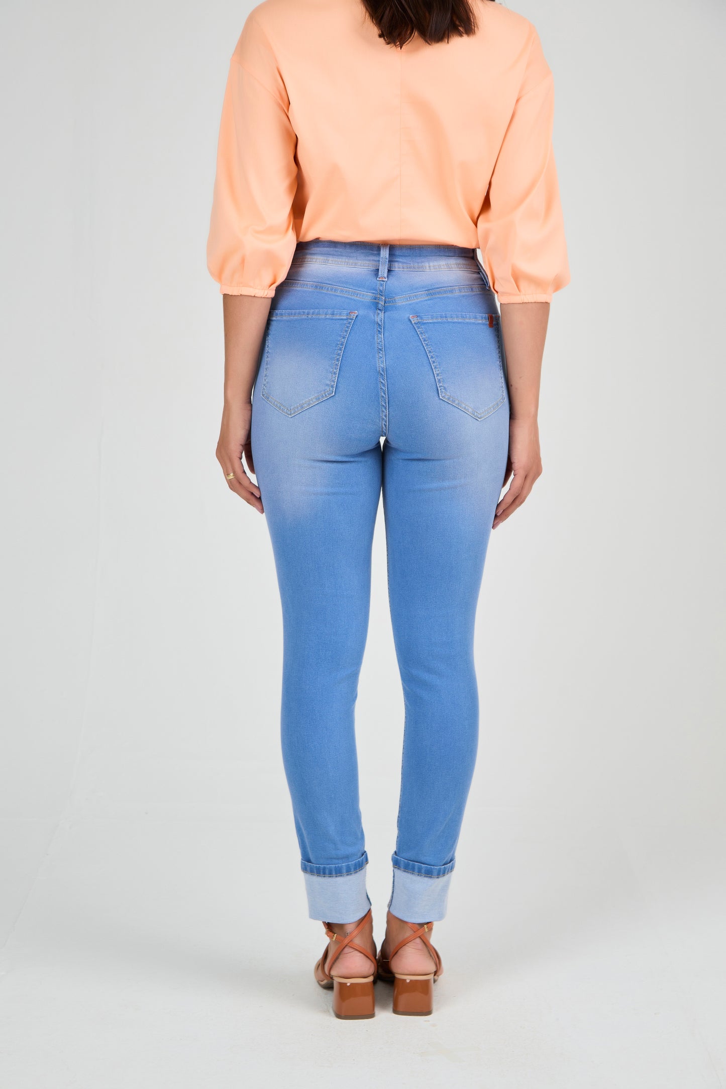 calça jeans skinny cintura intermediária detalhe barra