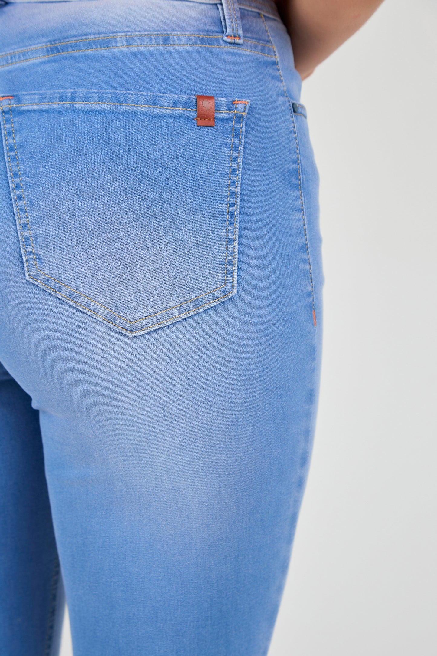 calça jeans skinny cintura intermediária detalhe barra