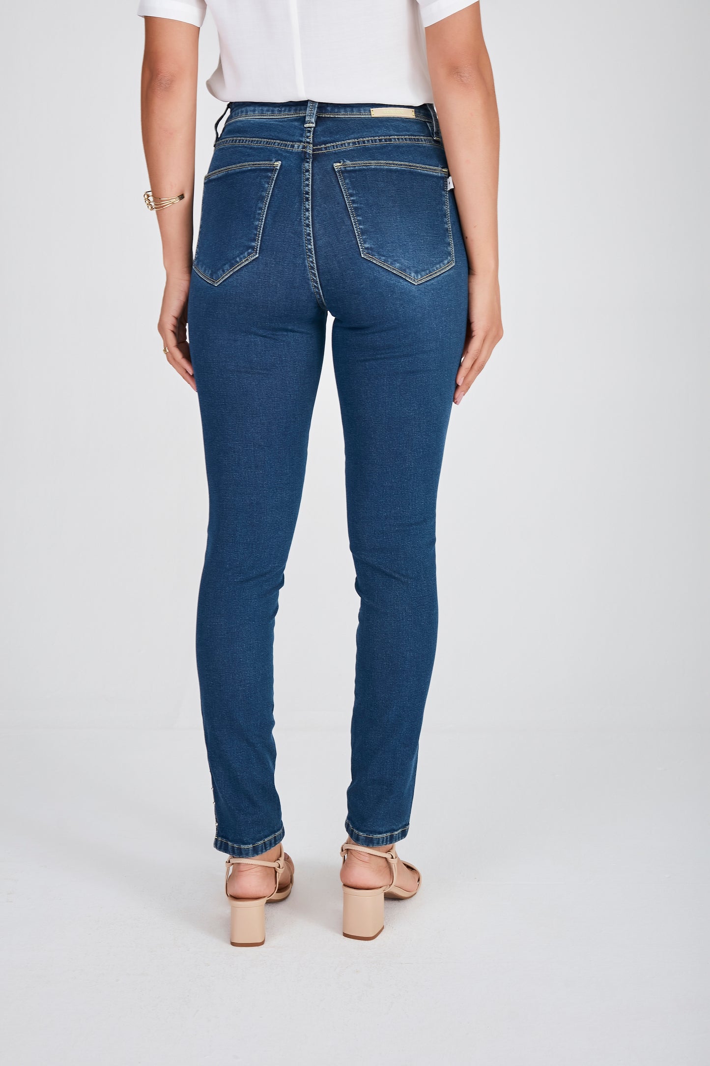 calça jeans skinny cintura intermediária com bordado