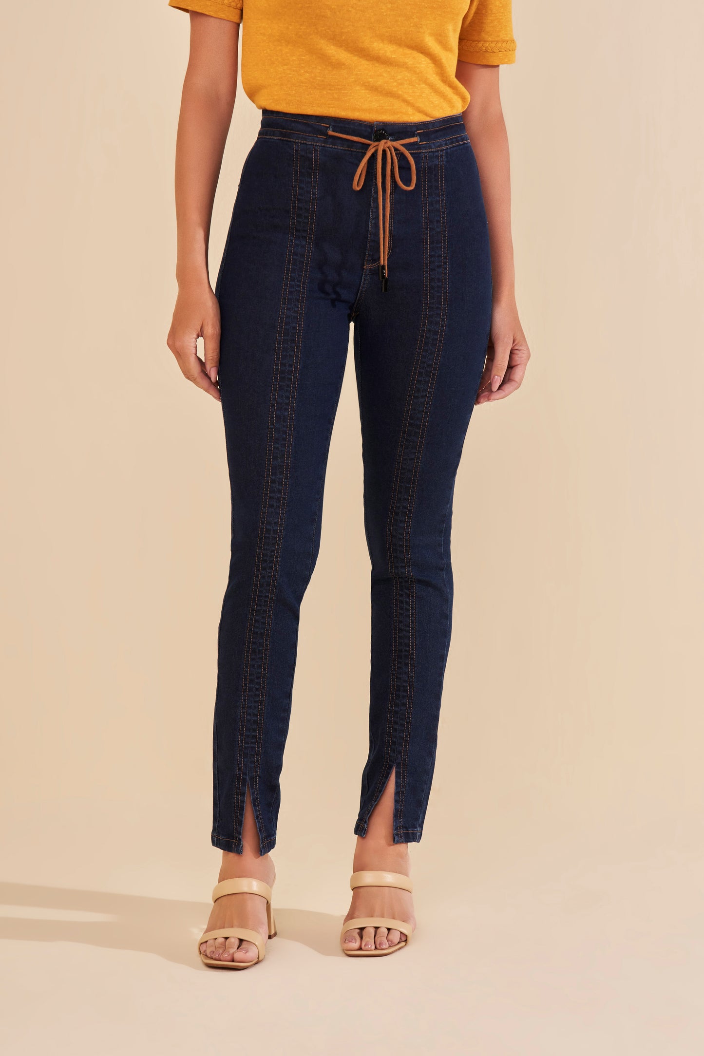 calça jeans skinny cintura intermediária com recorte frontal
