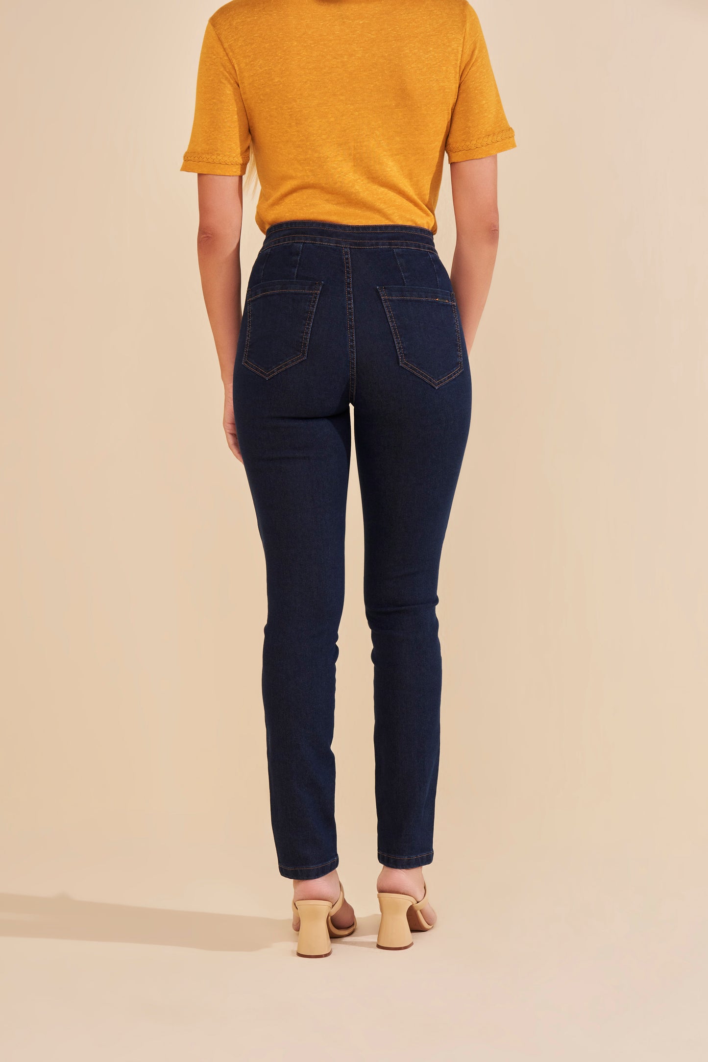 calça jeans skinny cintura intermediária com recorte frontal
