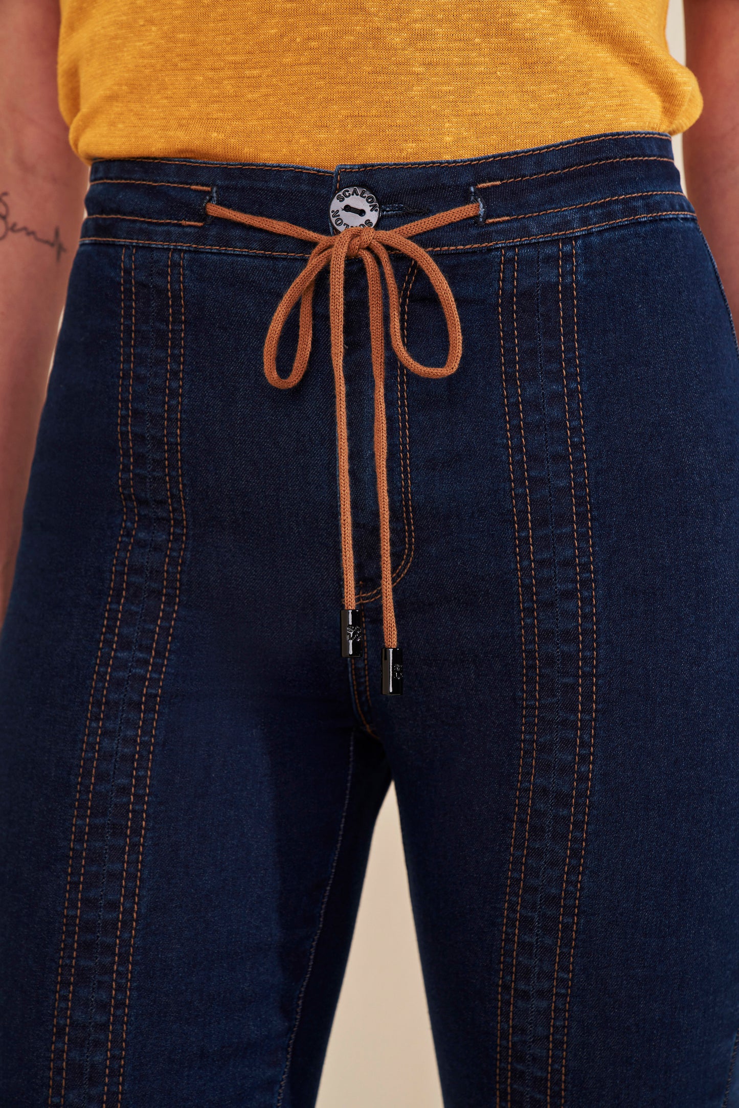 calça jeans skinny cintura intermediária com recorte frontal