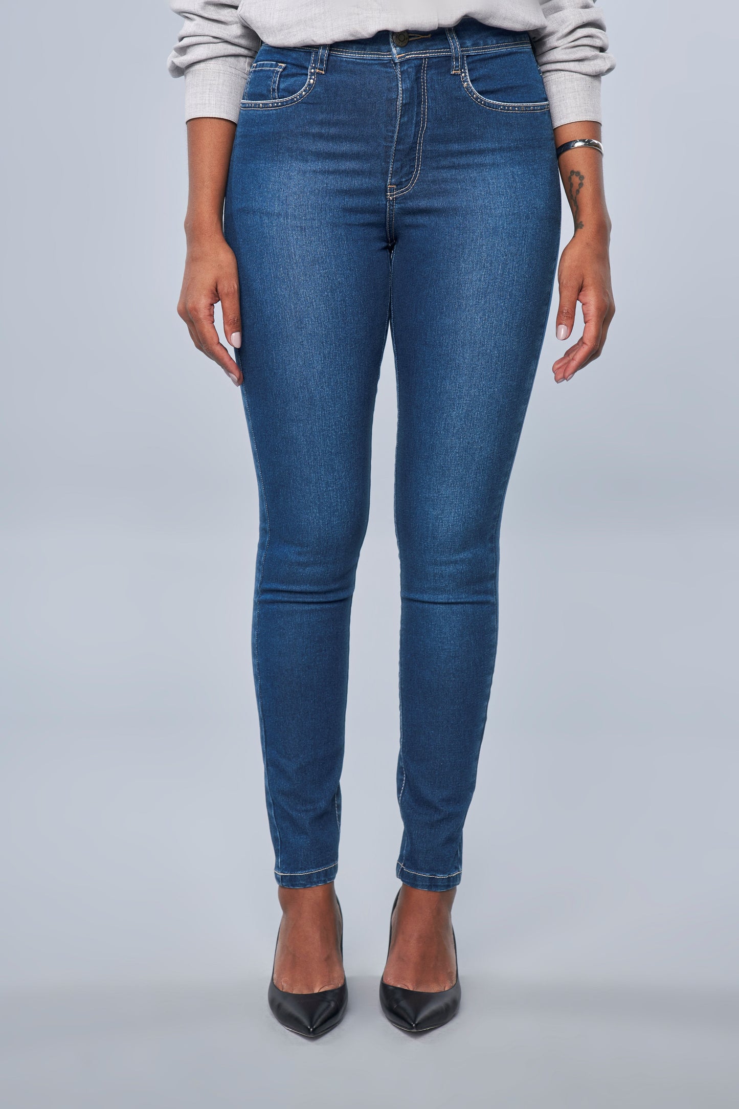 calça jeans skinny cintura intermediária com cristais