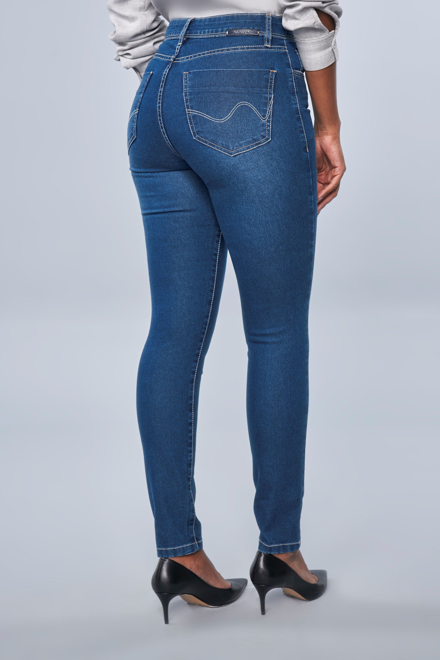 calça jeans skinny cintura intermediária com cristais