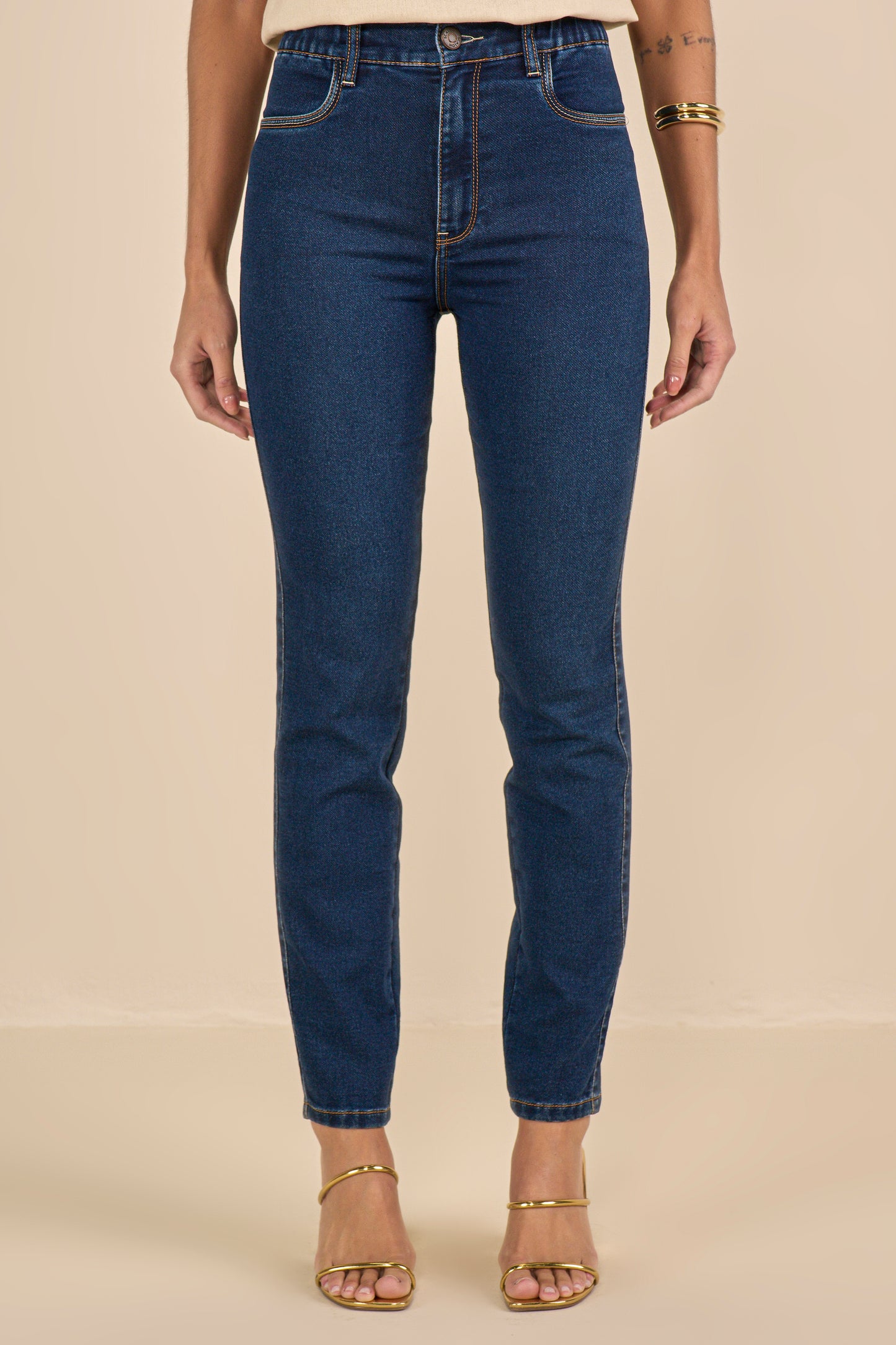 calça jeans malha skinny cintura intermediária com elástico