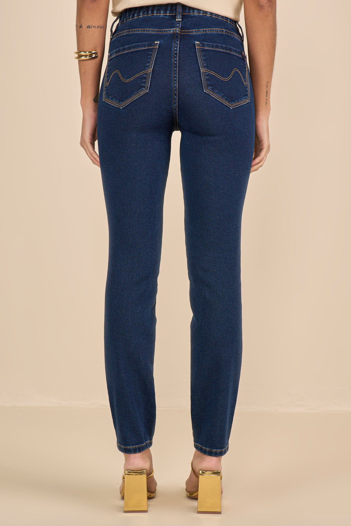 calça jeans malha skinny cintura intermediária com elástico