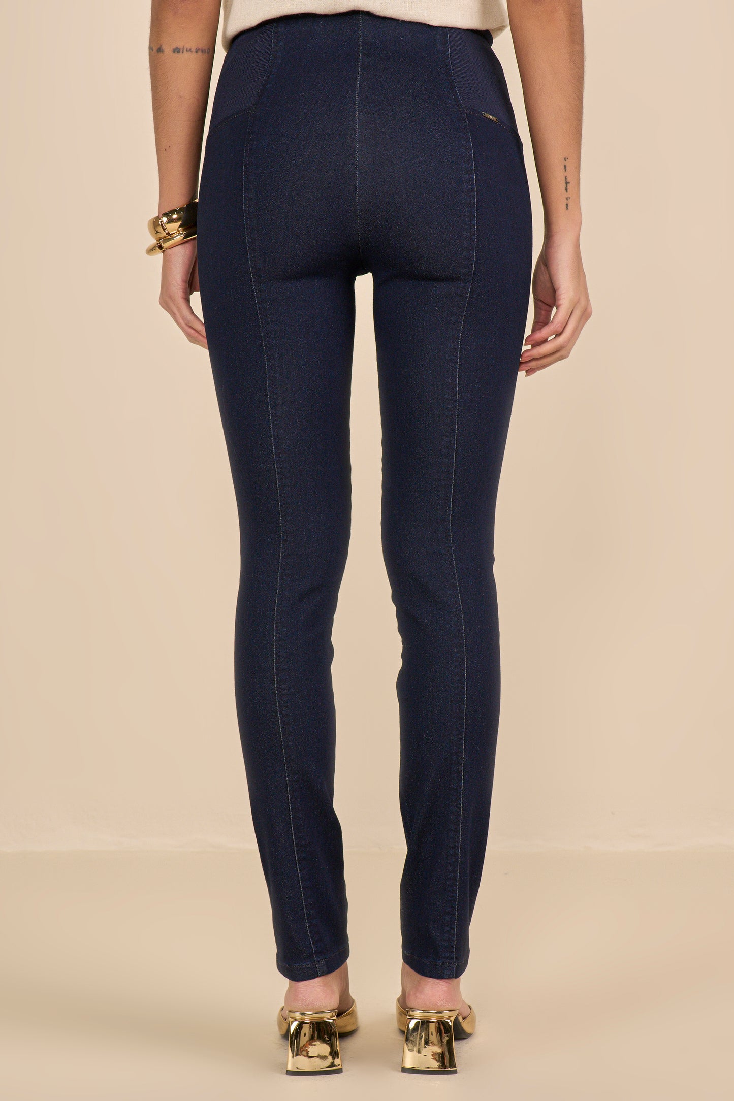 calça jeans skinny cintura intermediária cós de tricot largo