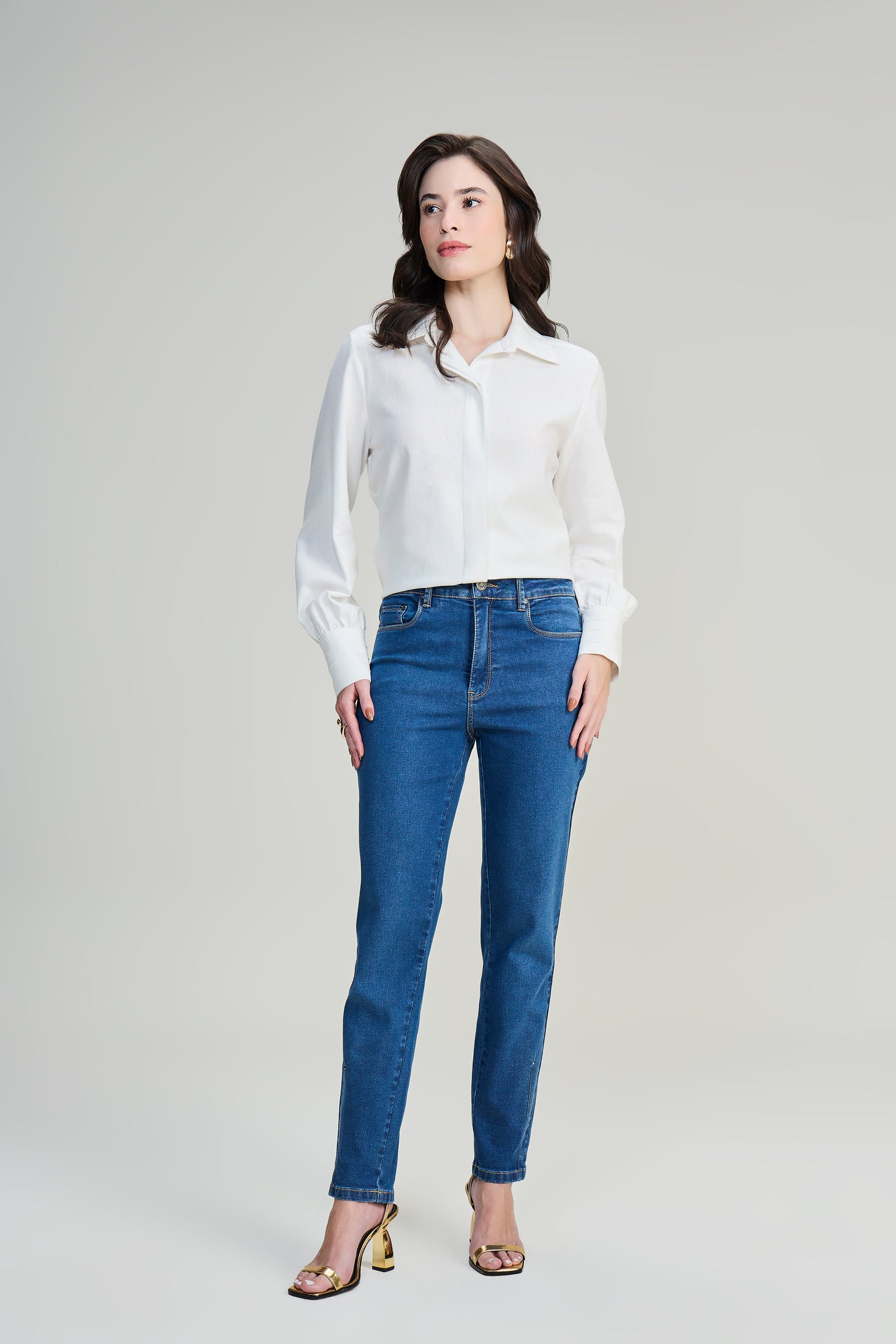 calça  jeans skinny cintura intermediária com detalhe pences