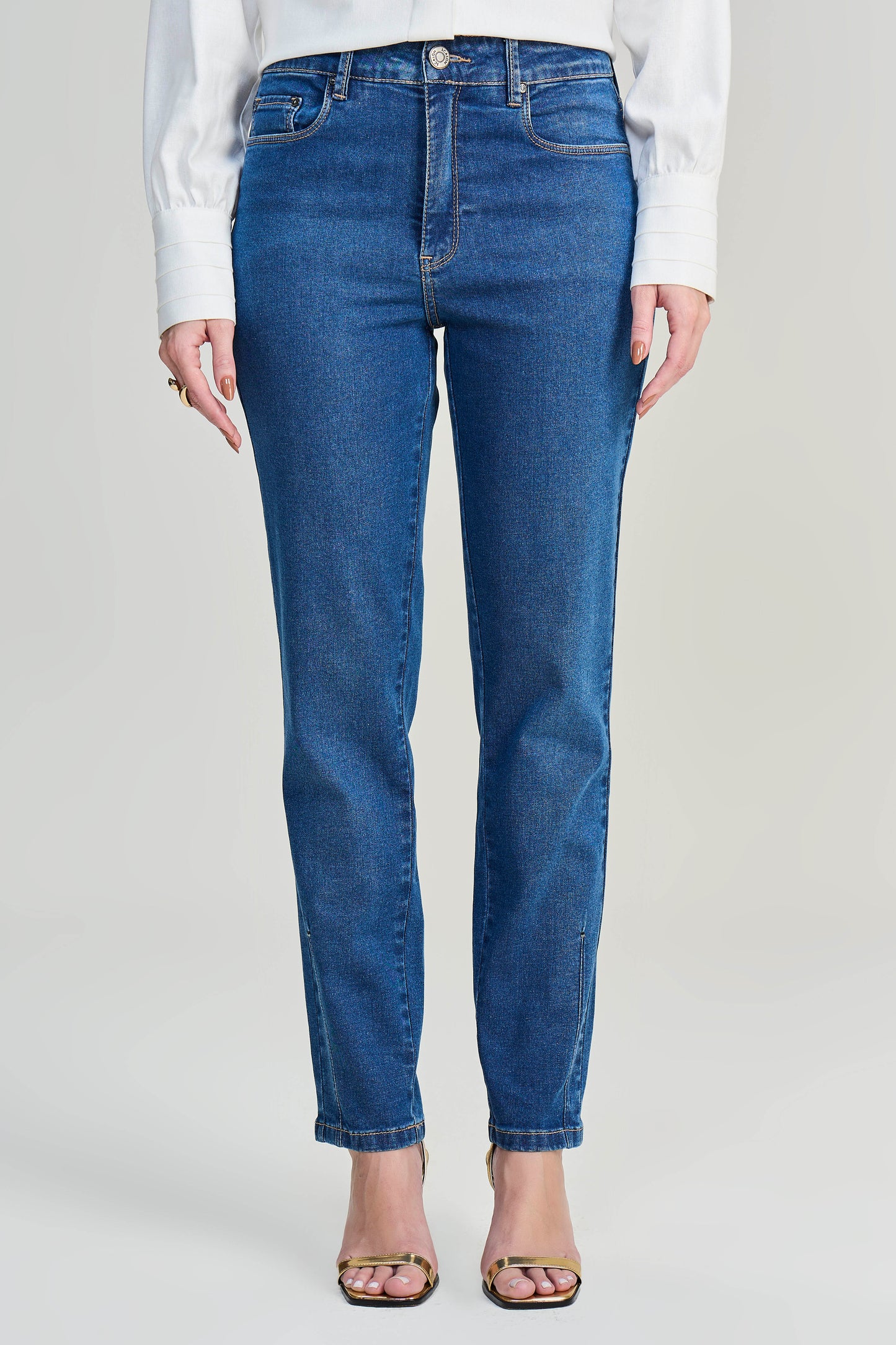 calça  jeans skinny cintura intermediária com detalhe pences