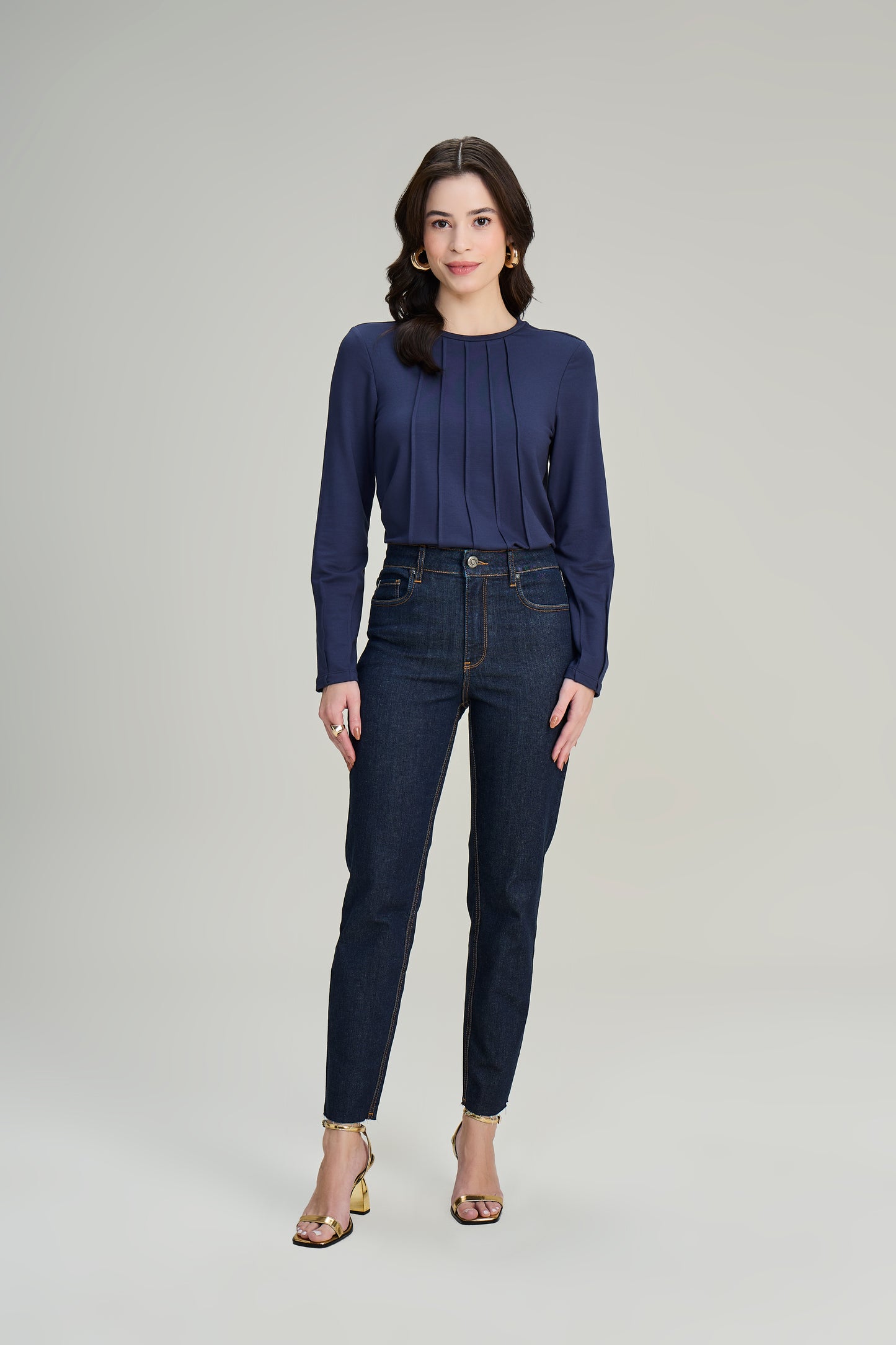 calça jeans skinny cintura intermediária detalhe bolso relógio