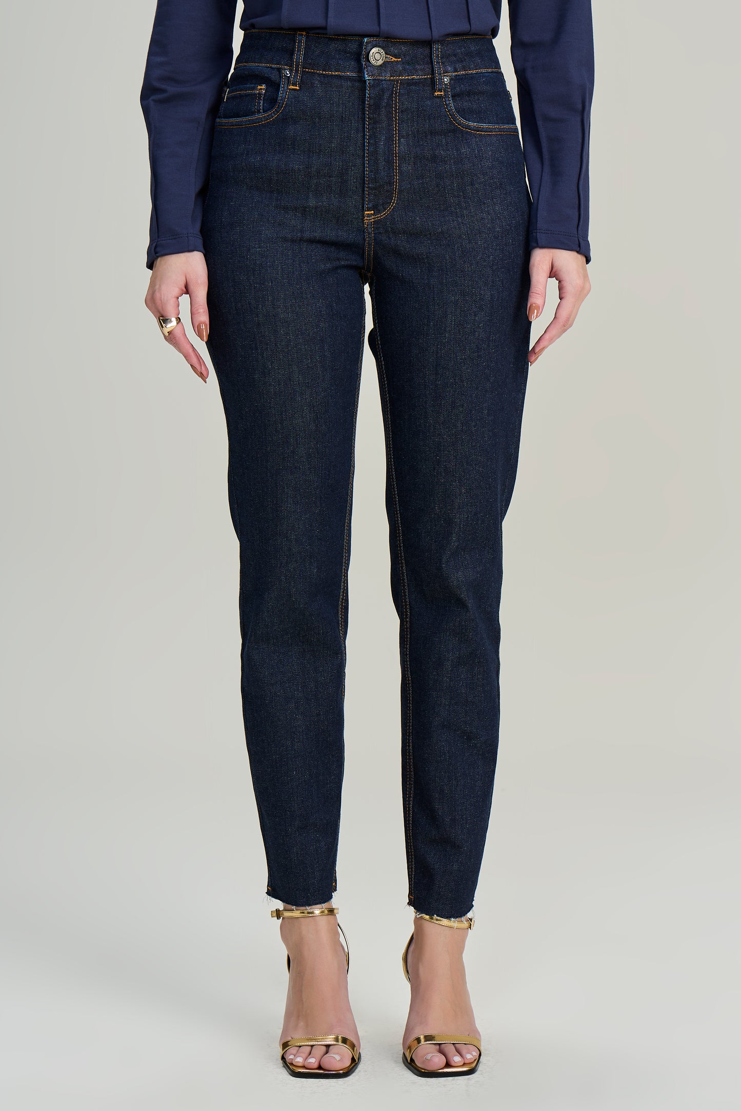 calça jeans skinny cintura intermediária detalhe bolso relógio