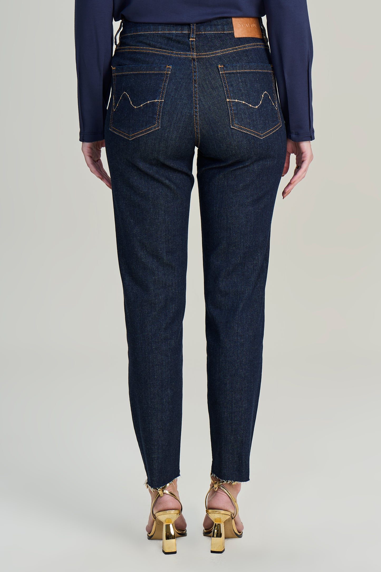 calça jeans skinny cintura intermediária detalhe bolso relógio