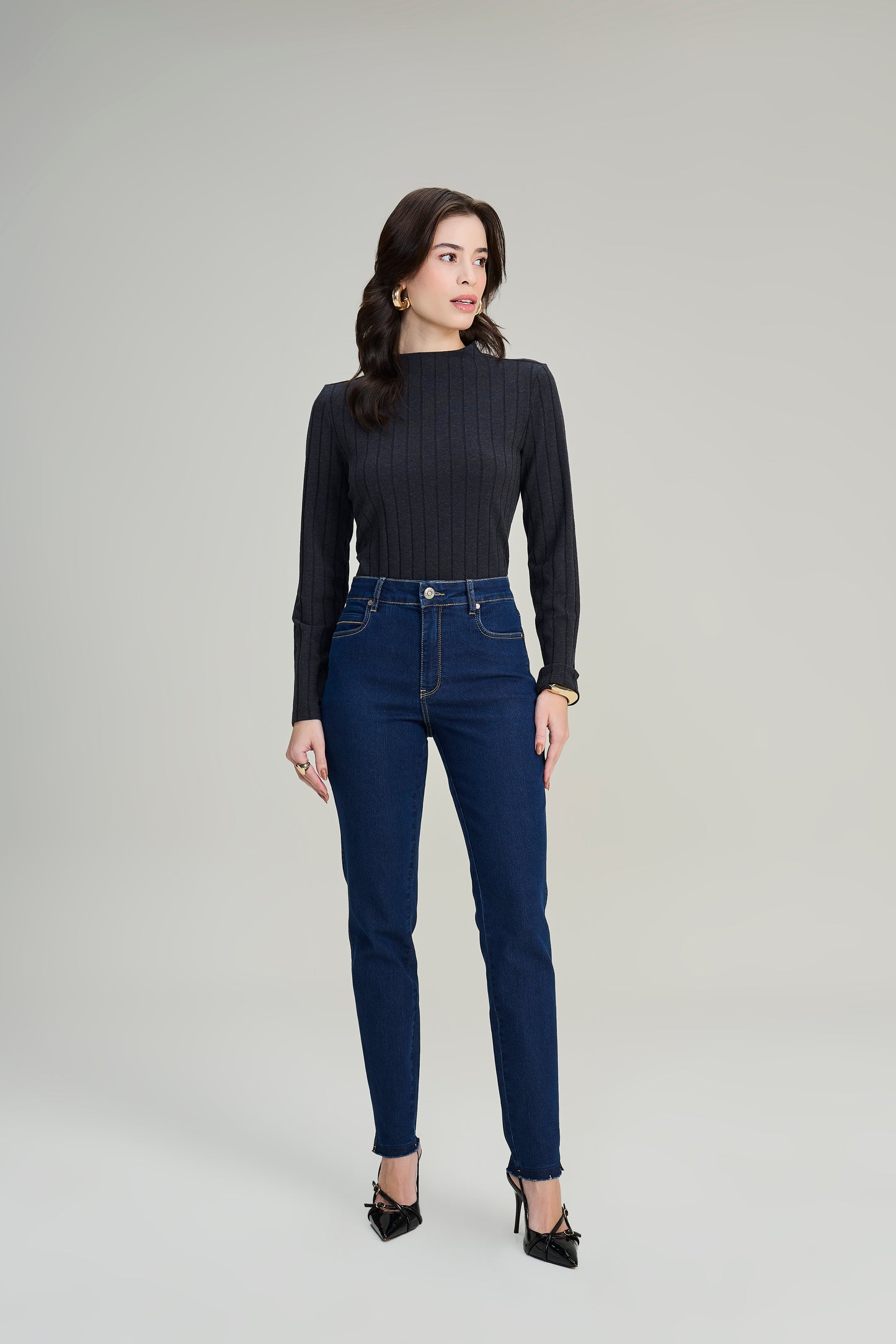 calça jeans skinny cintura intermediária com detalhe bolso traseiro