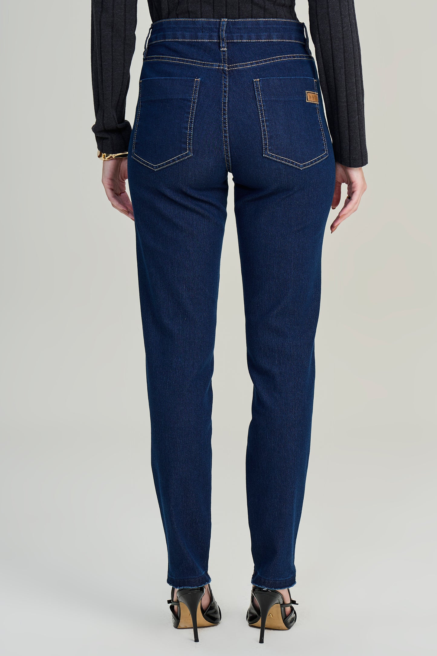 calça jeans skinny cintura intermediária com detalhe bolso traseiro