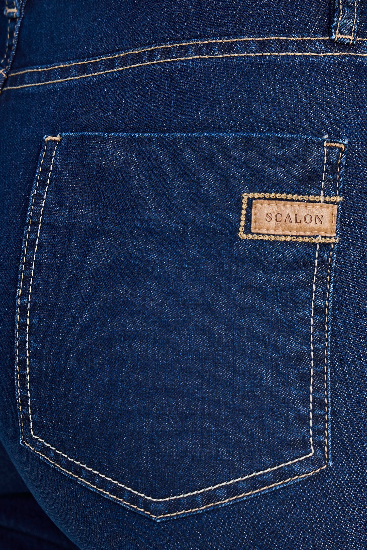 calça jeans skinny cintura intermediária com detalhe bolso traseiro