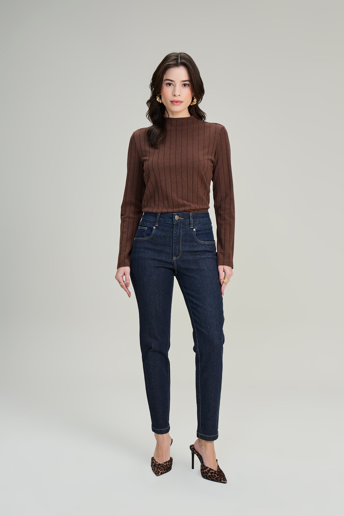 calça jeans skinny cintura intermediária detalhe bolsos frontais
