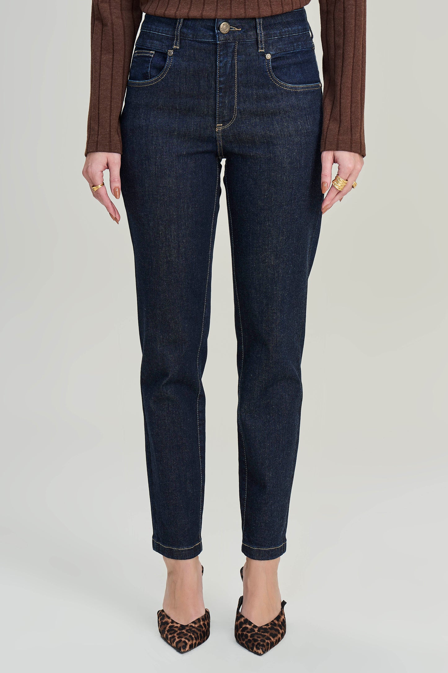 calça jeans skinny cintura intermediária detalhe bolsos frontais