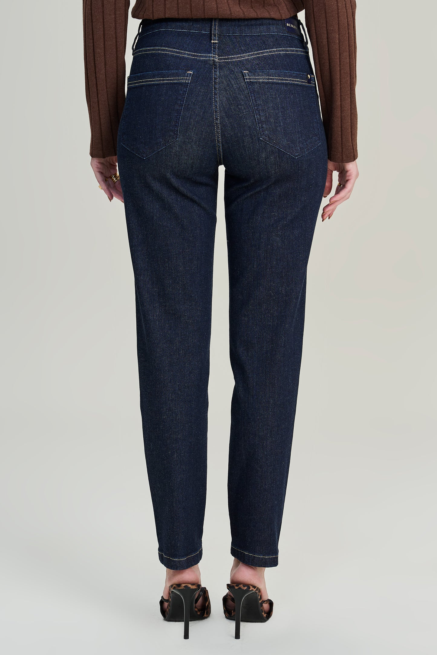calça jeans skinny cintura intermediária detalhe bolsos frontais