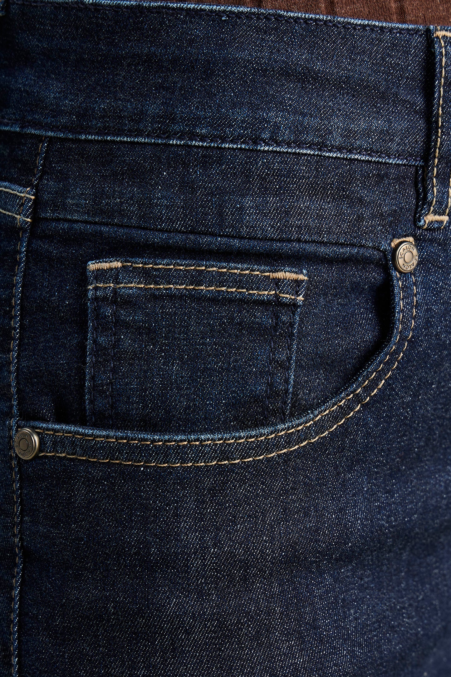 calça jeans skinny cintura intermediária detalhe bolsos frontais