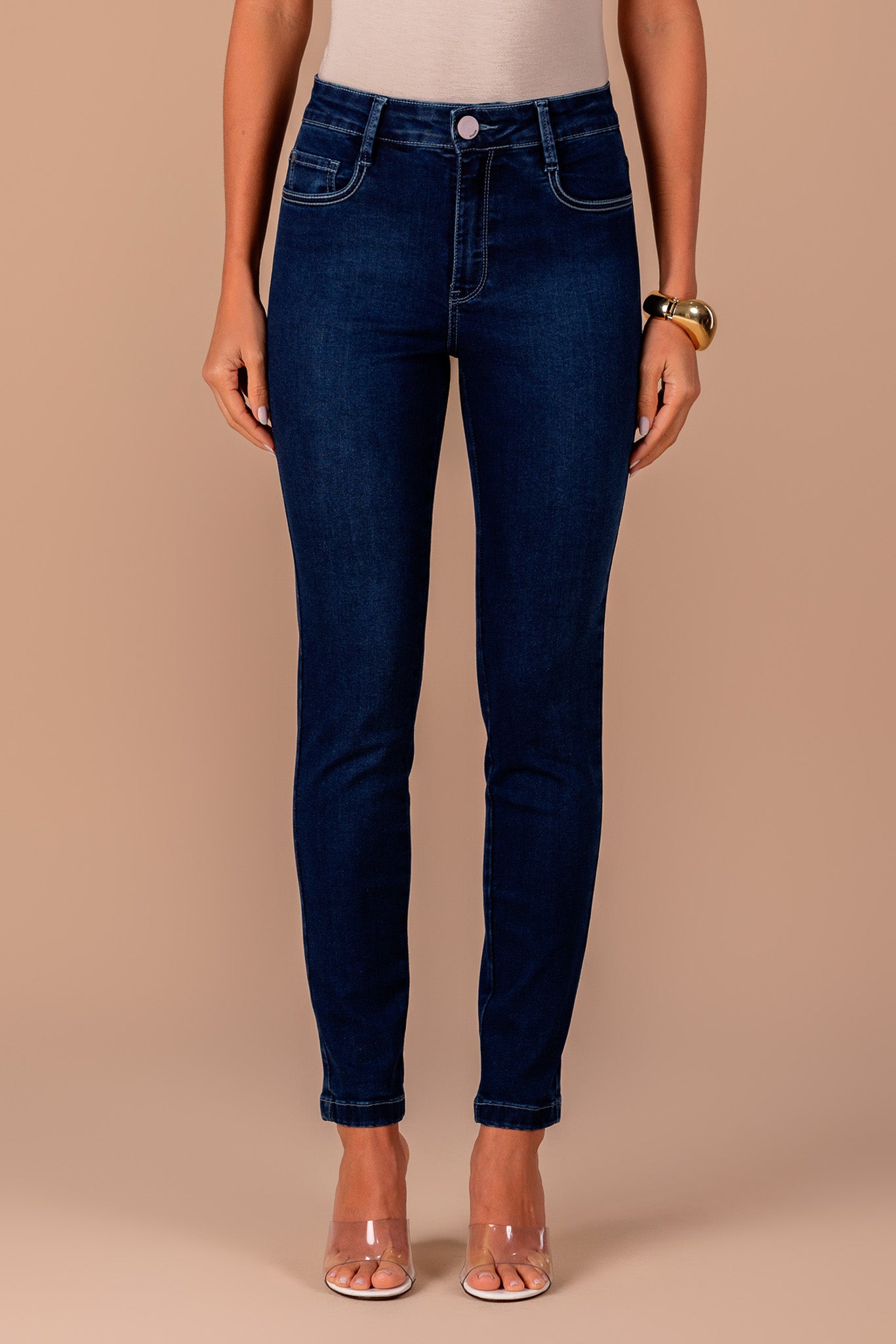 calça jeans skinny cintura intermediária com ponto corrente e cristais