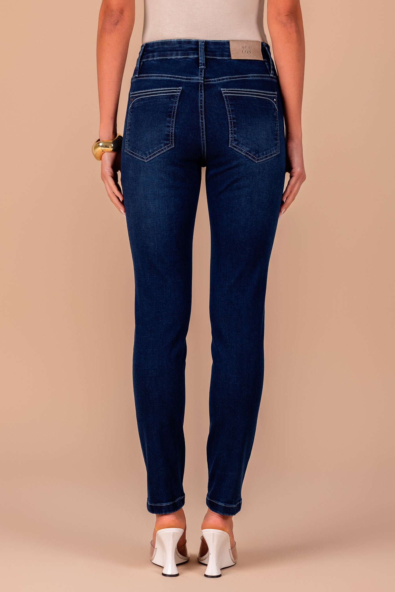 calça jeans skinny cintura intermediária com ponto corrente e cristais