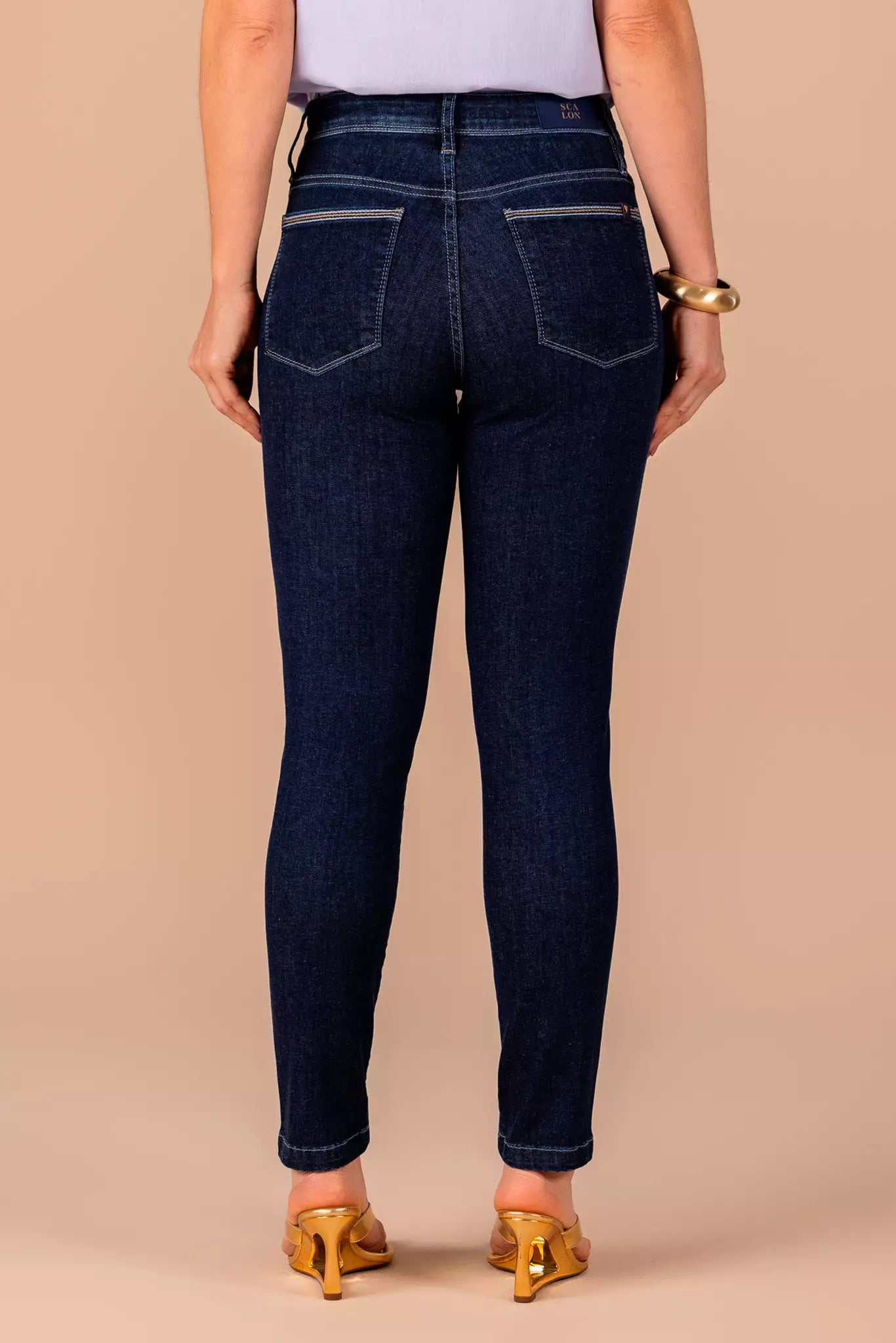 calça jeans skinny cintura intermediaria com ponto corrente