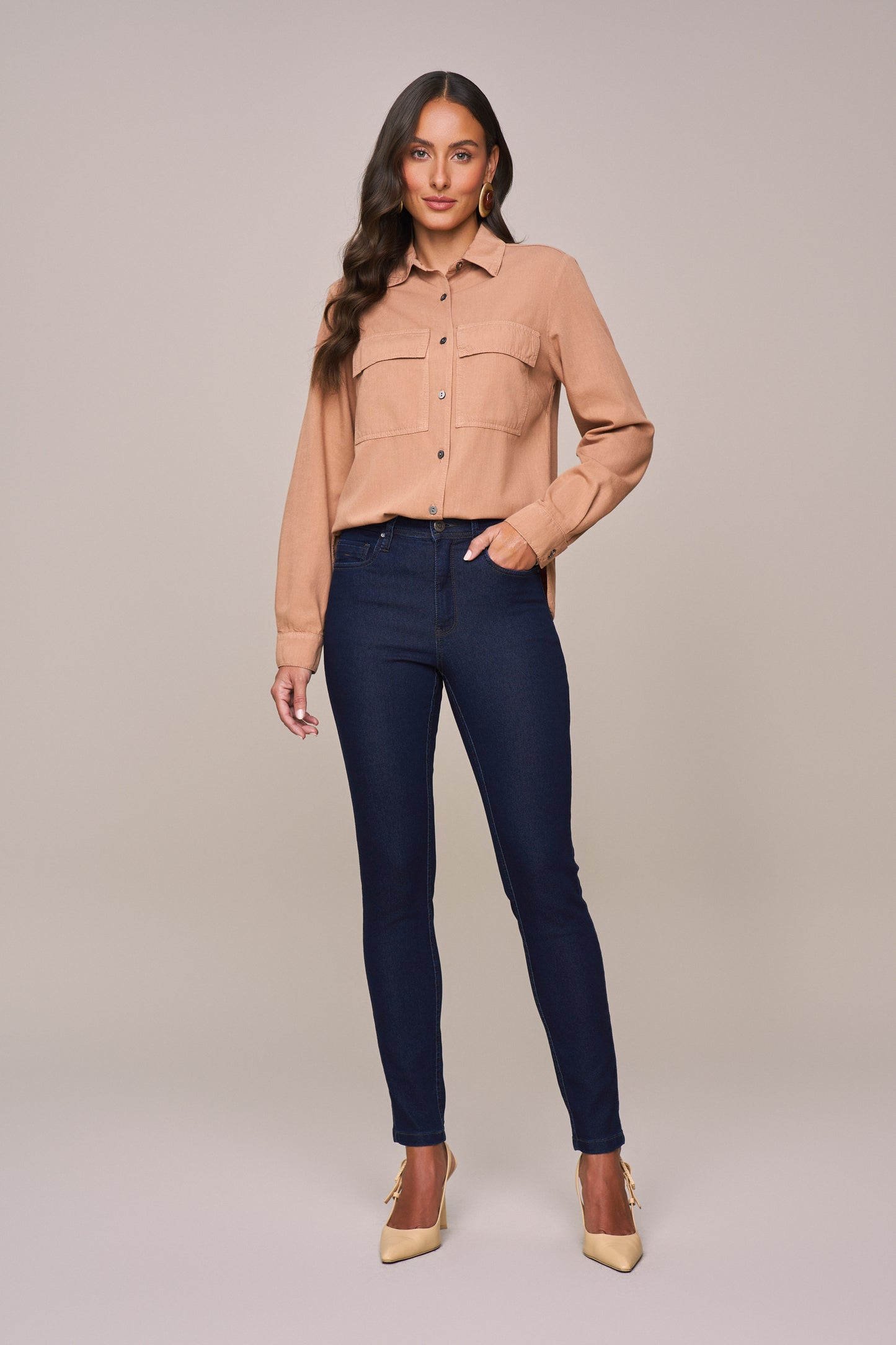 calça jeans skinny cinturaintermediária detalhe nos bolsos traseiros