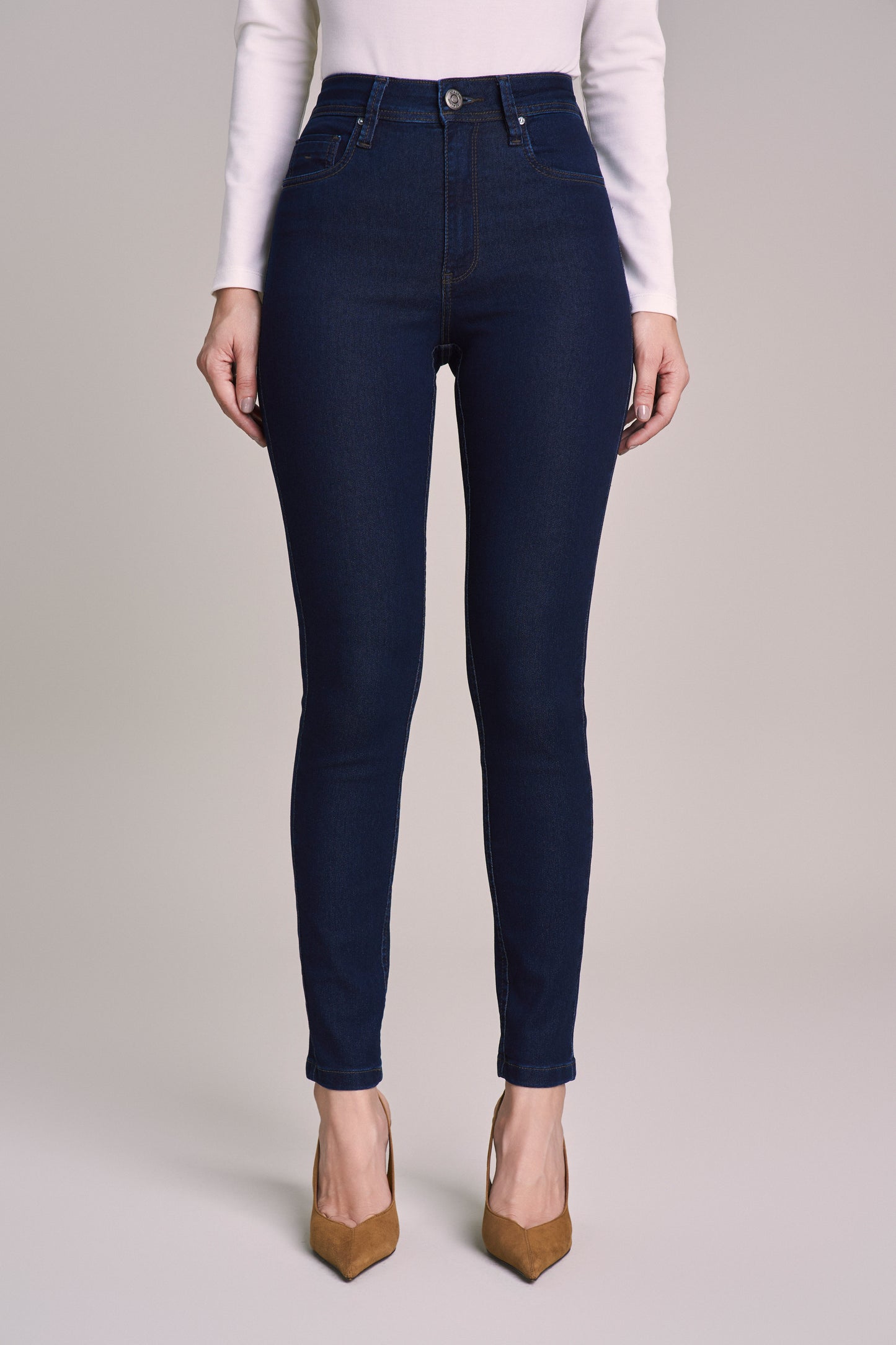 calça jeans skinny cinturaintermediária detalhe nos bolsos traseiros