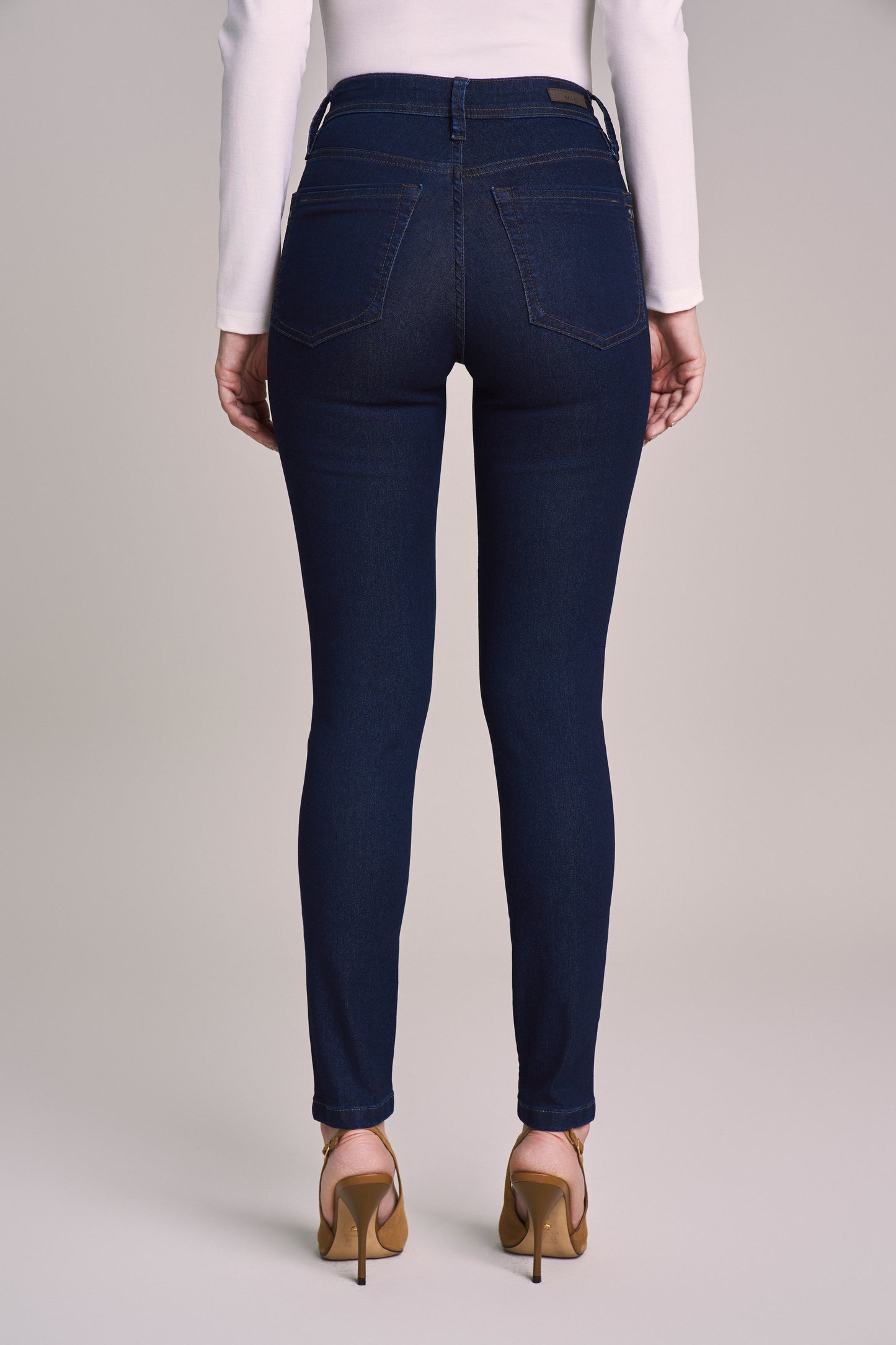 calça jeans skinny cinturaintermediária detalhe nos bolsos traseiros