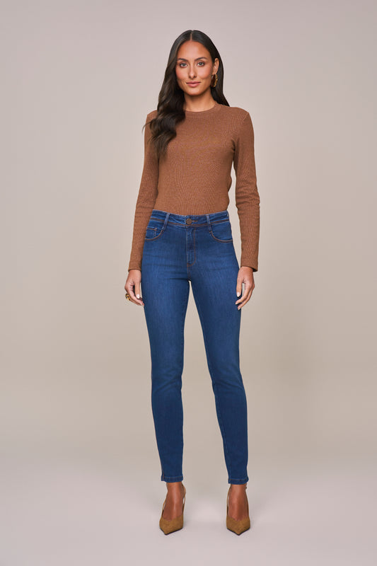 calça jeans skinny cintura intermediária com detalhe ponto corrente