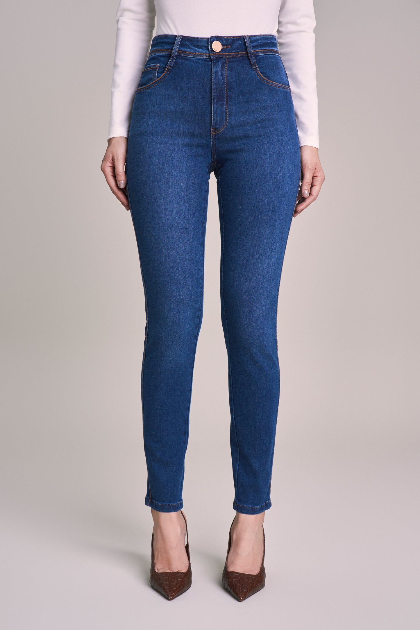 calça jeans skinny cintura intermediária com detalhe ponto corrente