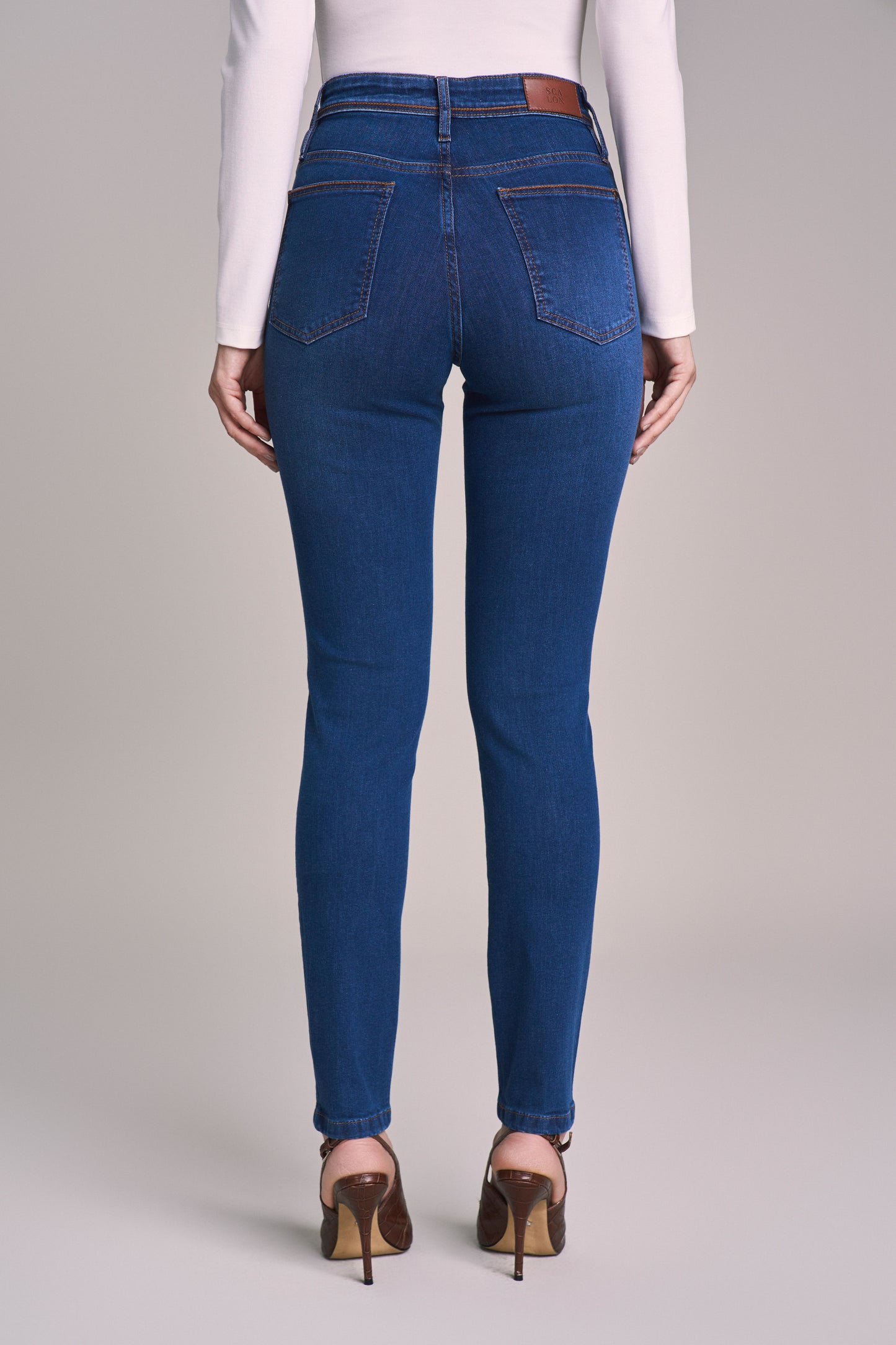 calça jeans skinny cintura intermediária com detalhe ponto corrente