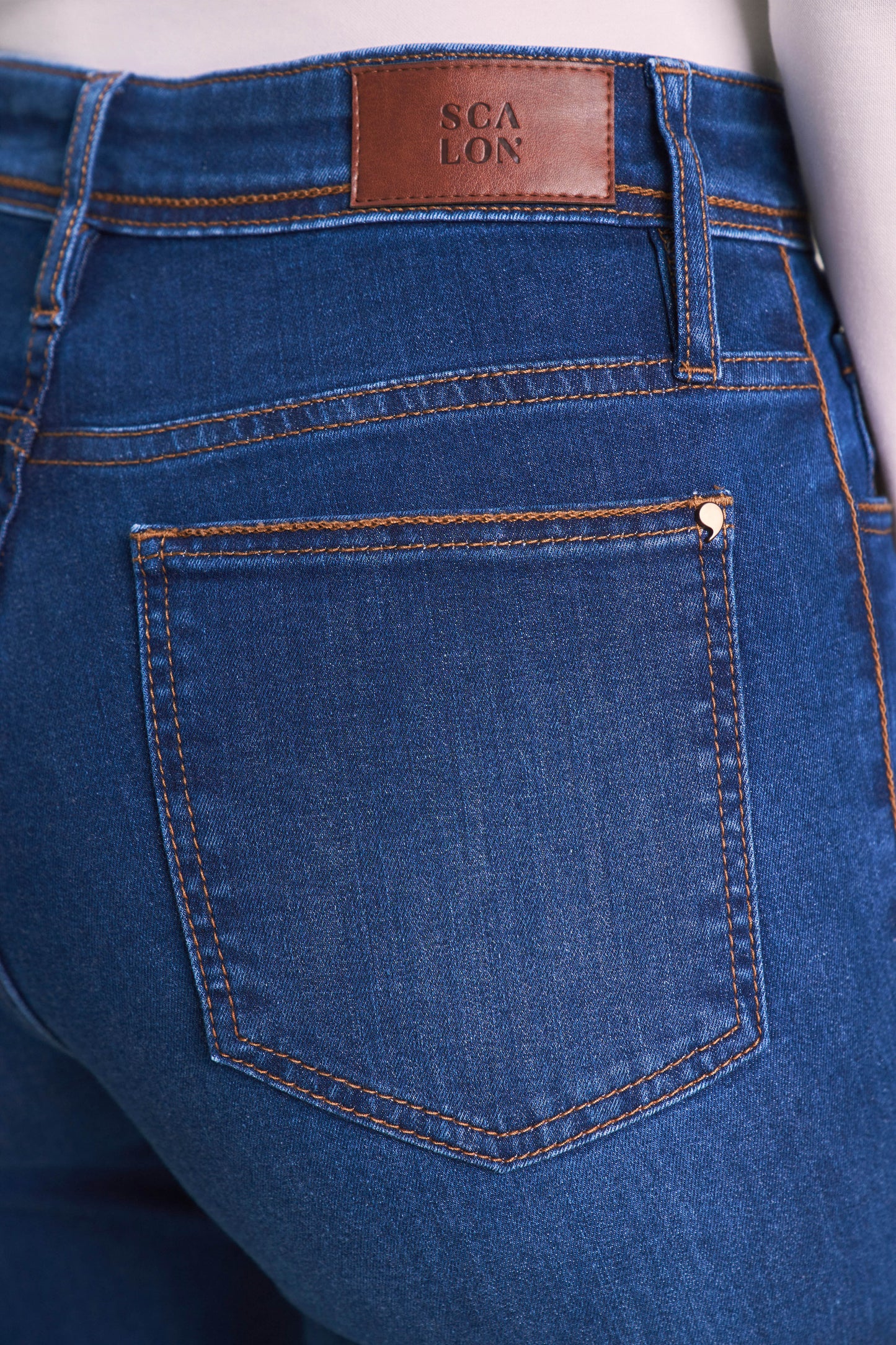 calça jeans skinny cintura intermediária com detalhe ponto corrente