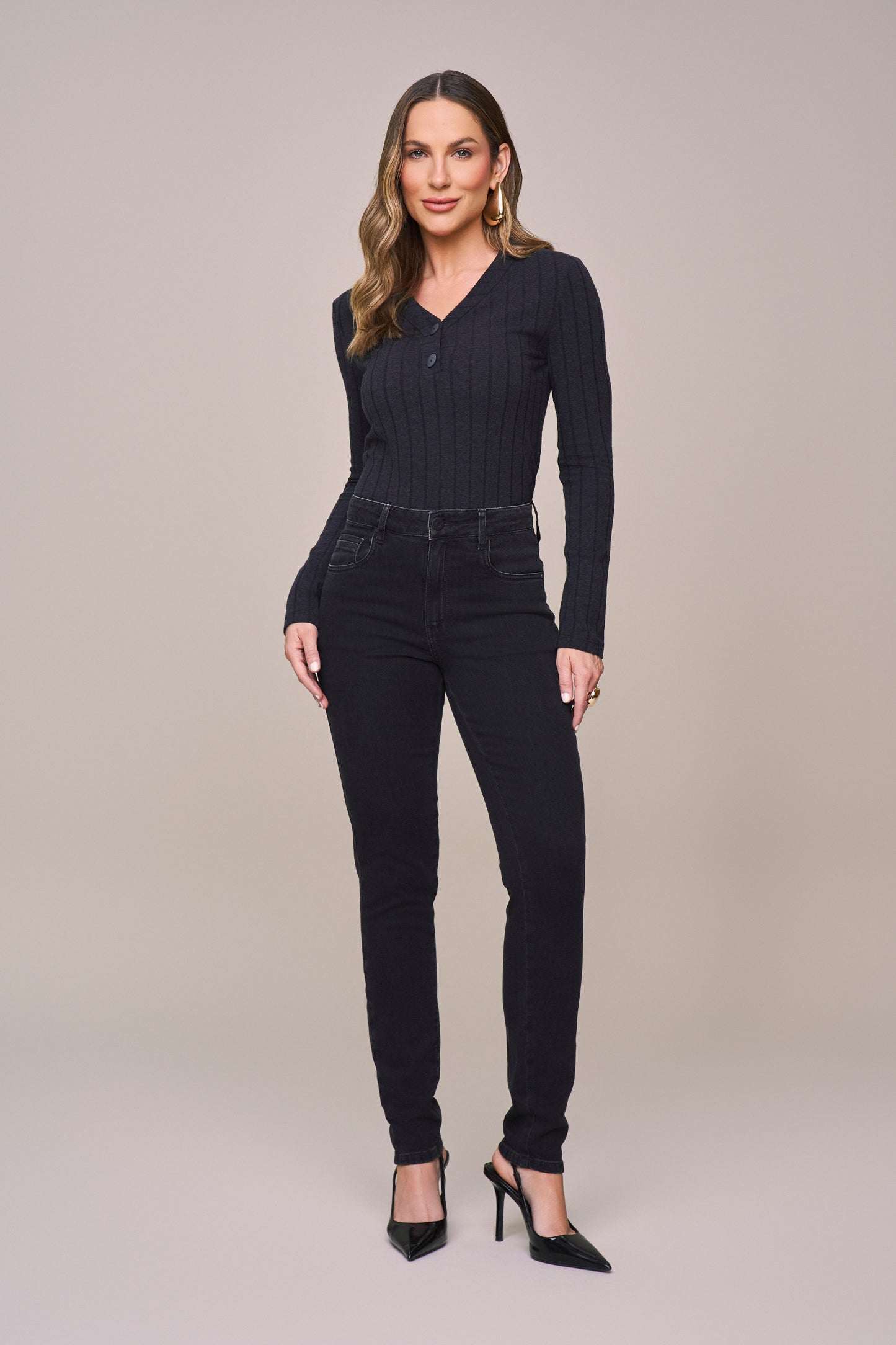 calça jeans black skinny cintura intermediária com cristais