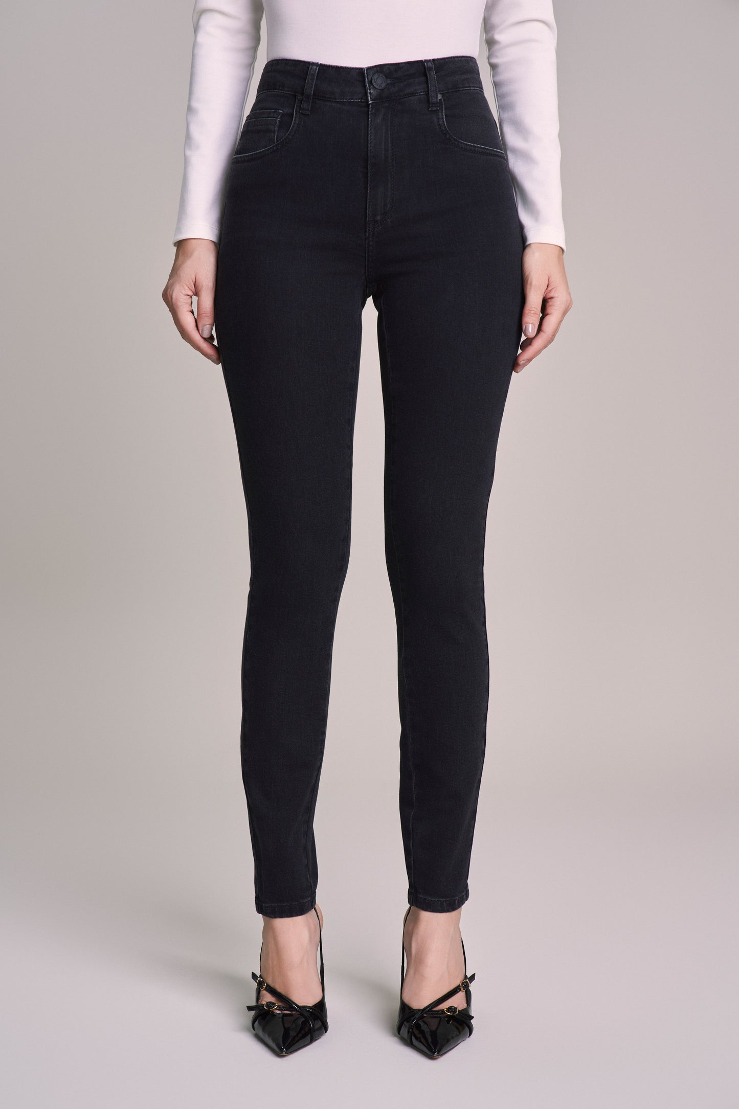 calça jeans black skinny cintura intermediária com cristais
