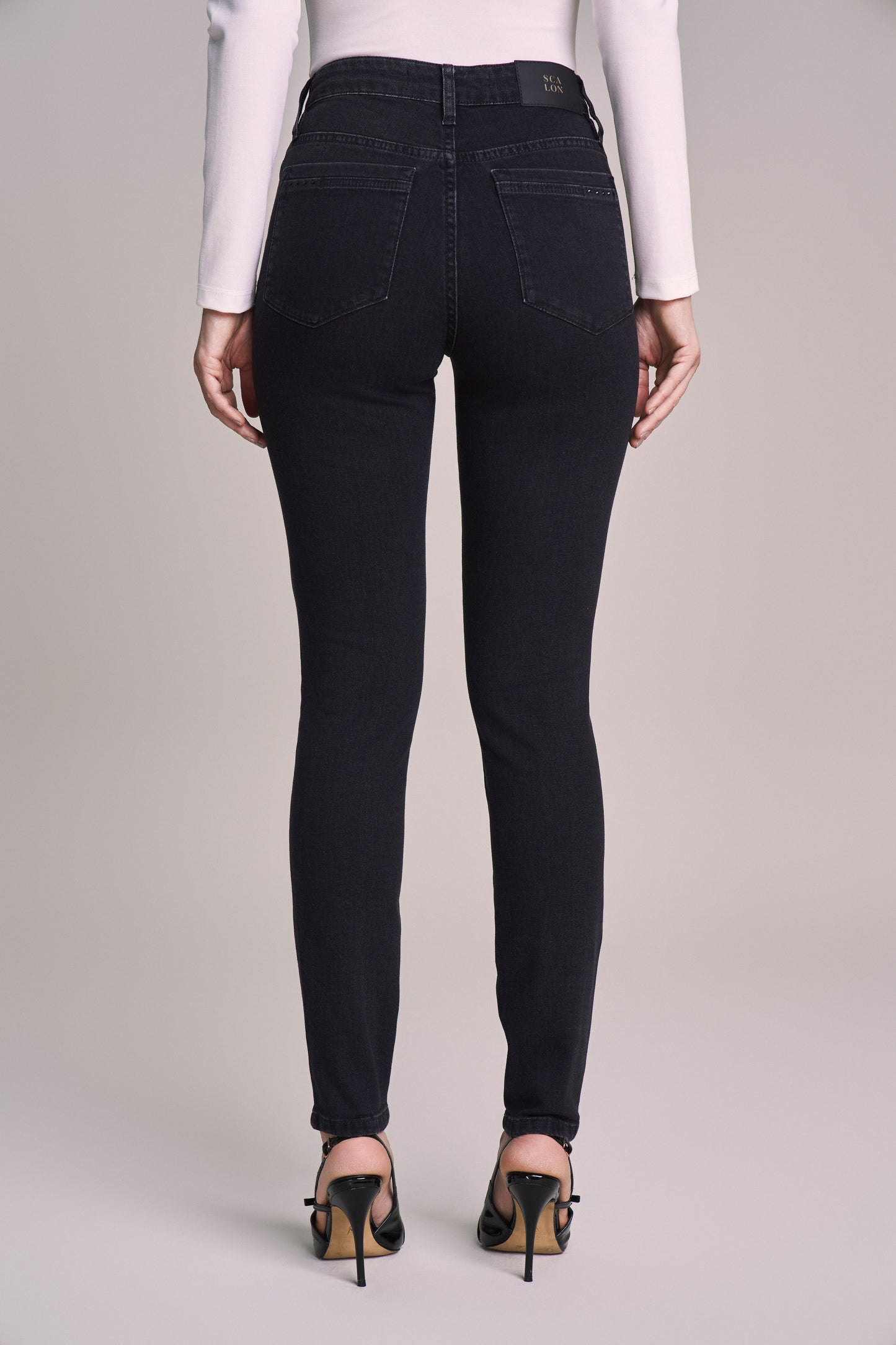 calça jeans black skinny cintura intermediária com cristais
