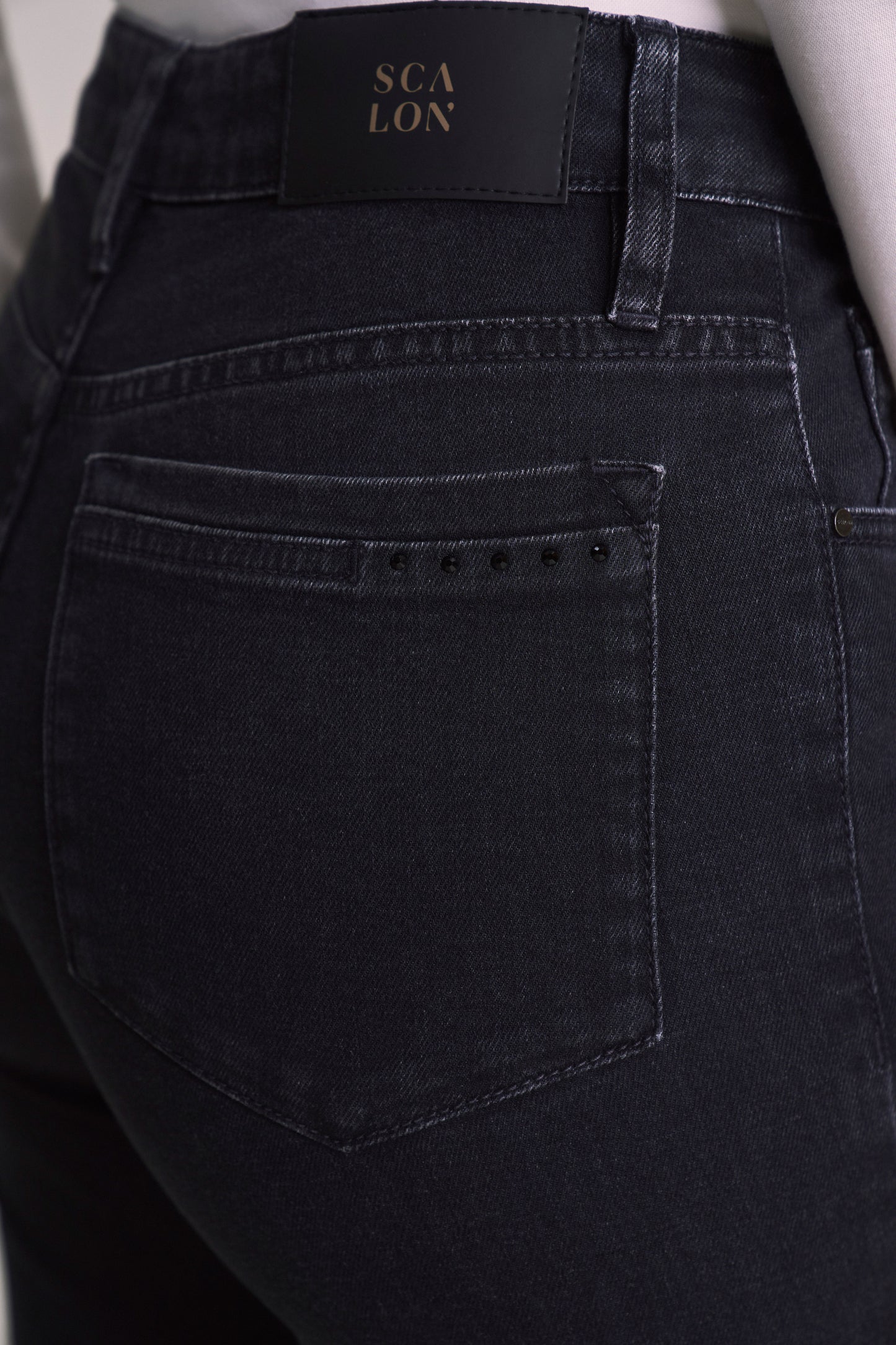 calça jeans black skinny cintura intermediária com cristais