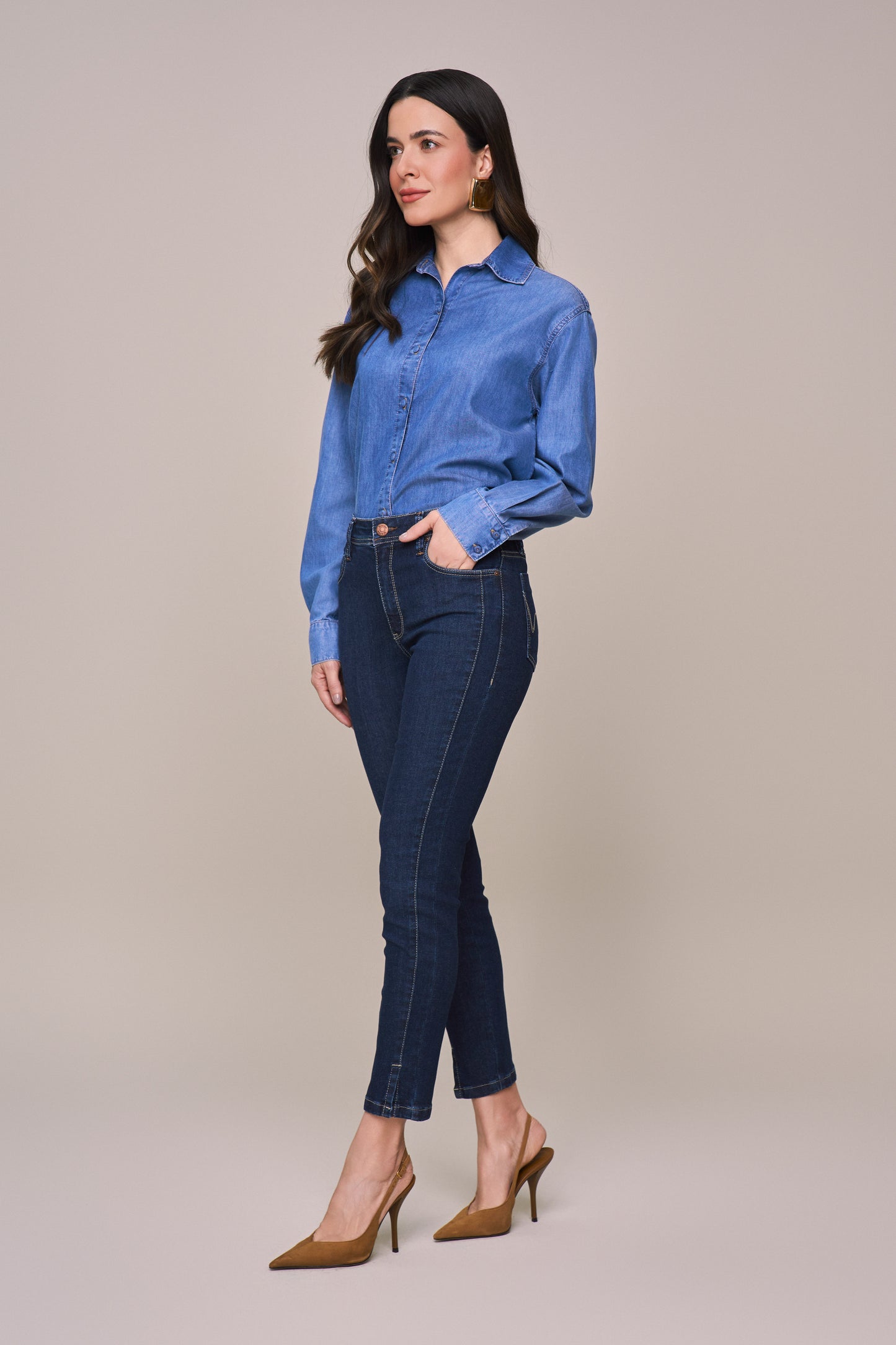 calça jeans skinny cintura intermediária com detalhe recorte