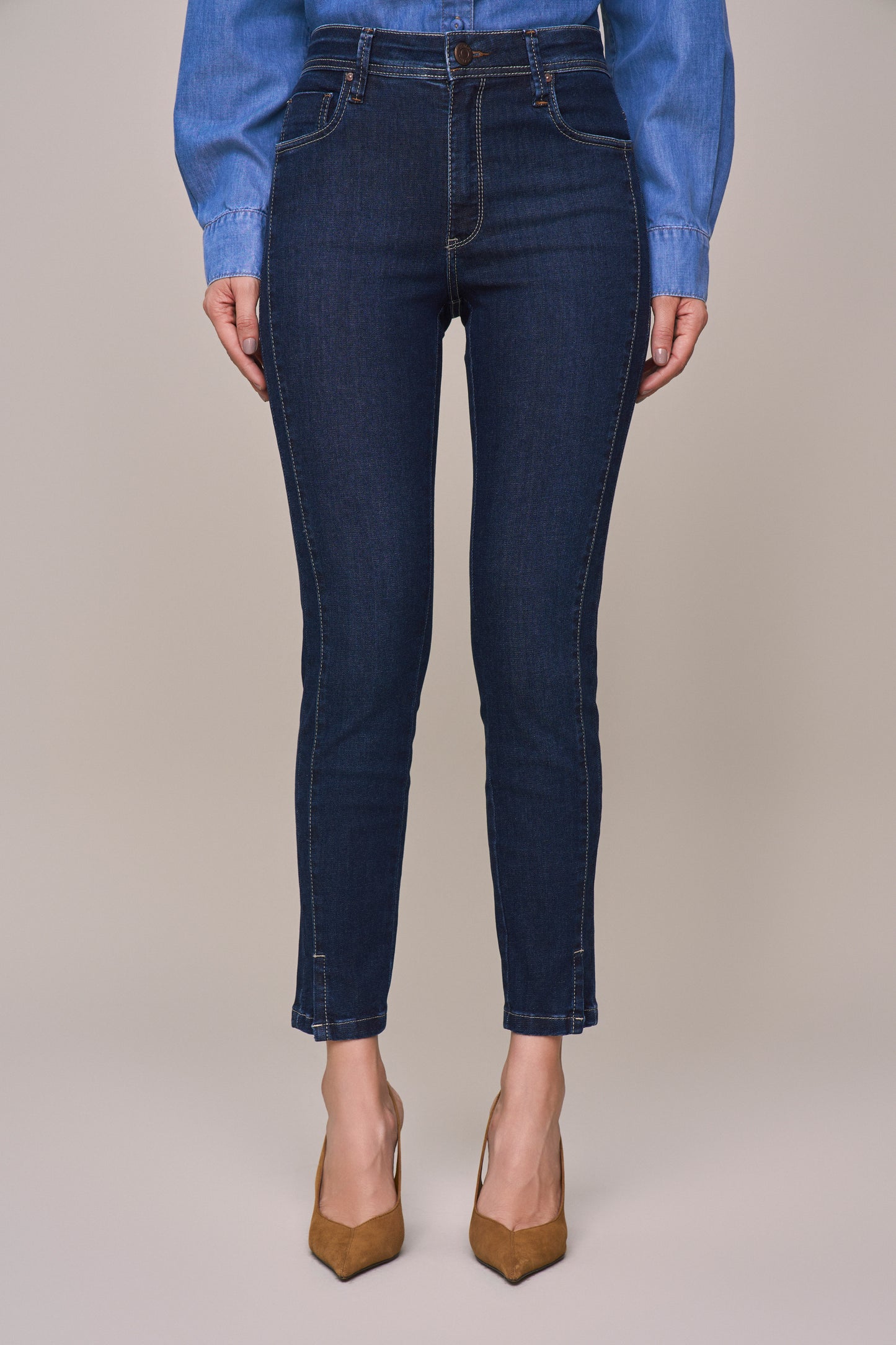 calça jeans skinny cintura intermediária com detalhe recorte