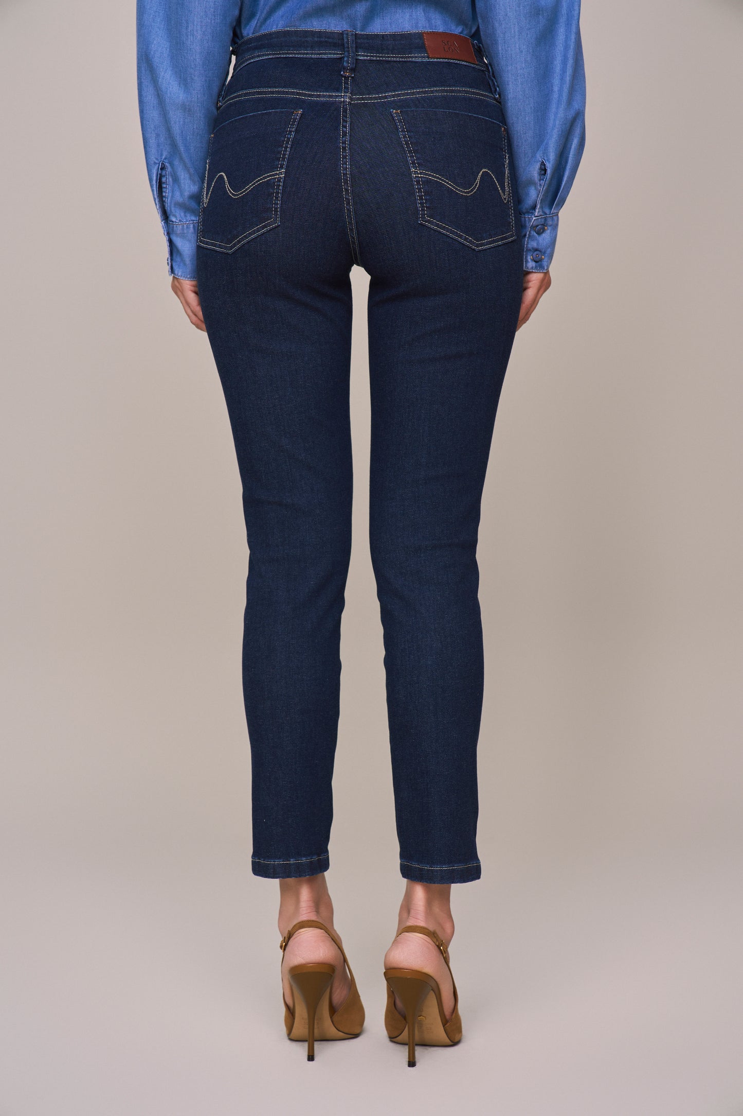 calça jeans skinny cintura intermediária com detalhe recorte