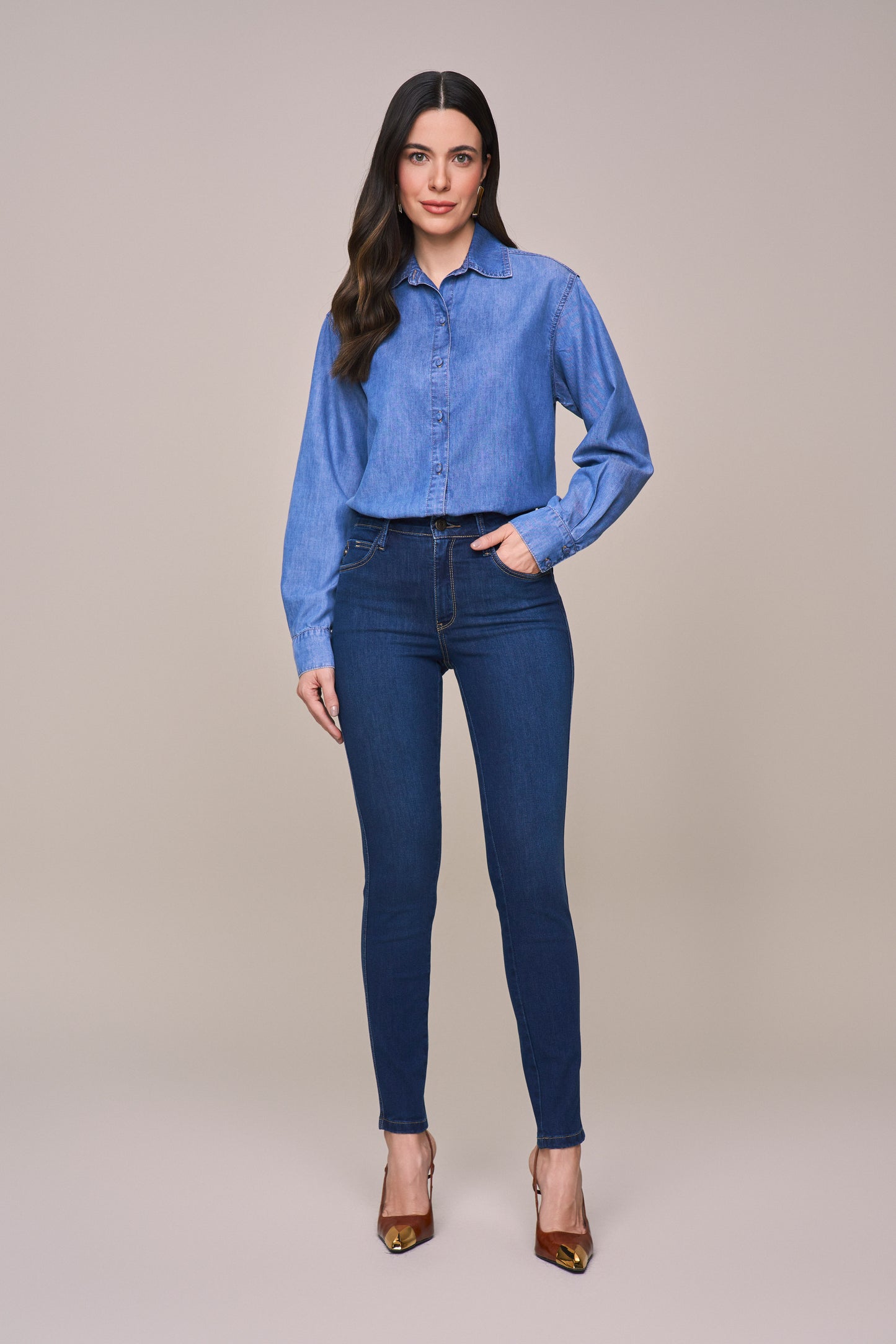 calça jeans skinny cintura intermediária pesponto interrompido bolso